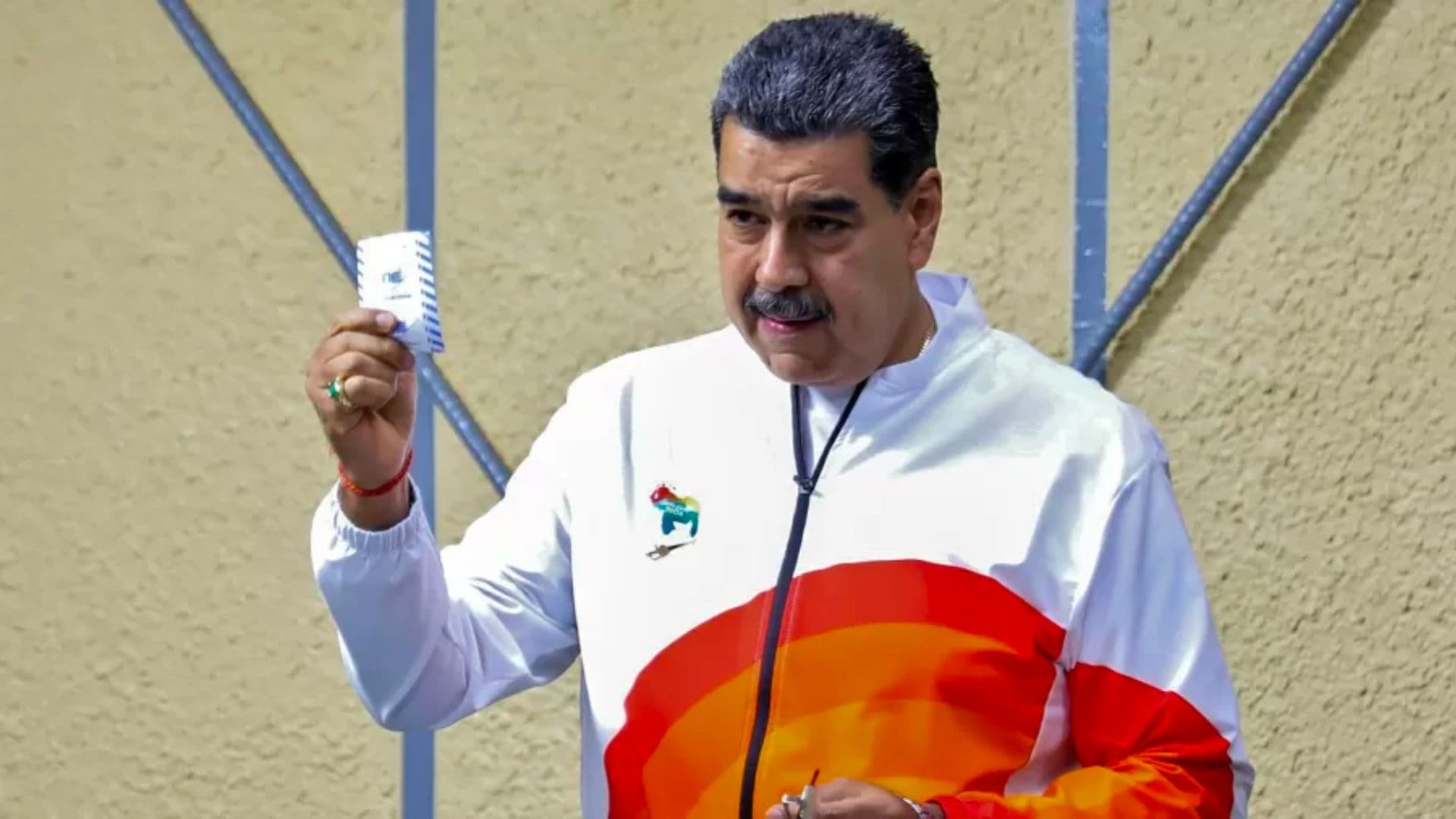 Presidente da Venezuela, Nicolás Maduro, deposita voto em referendo sobre a Guiana.