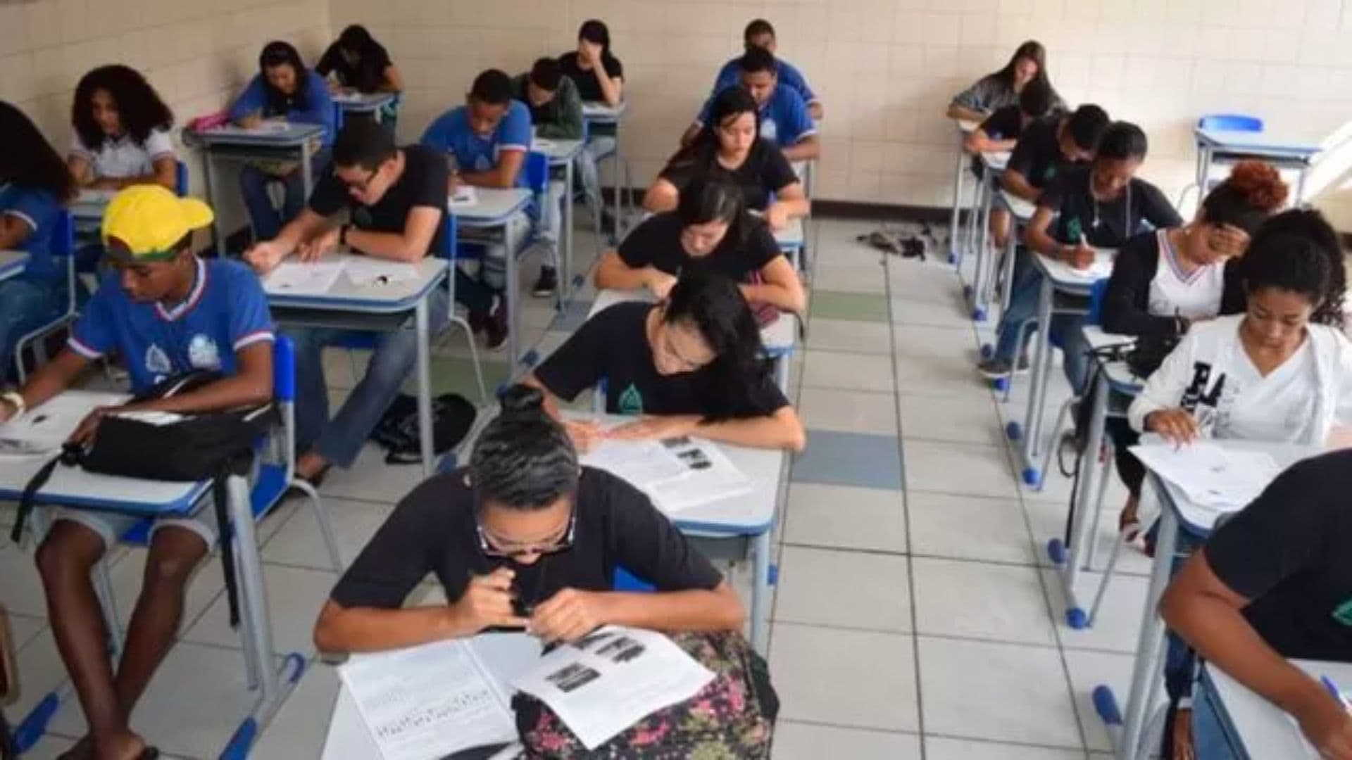 Alunos brasileiros fazendo prova em sala de aula.