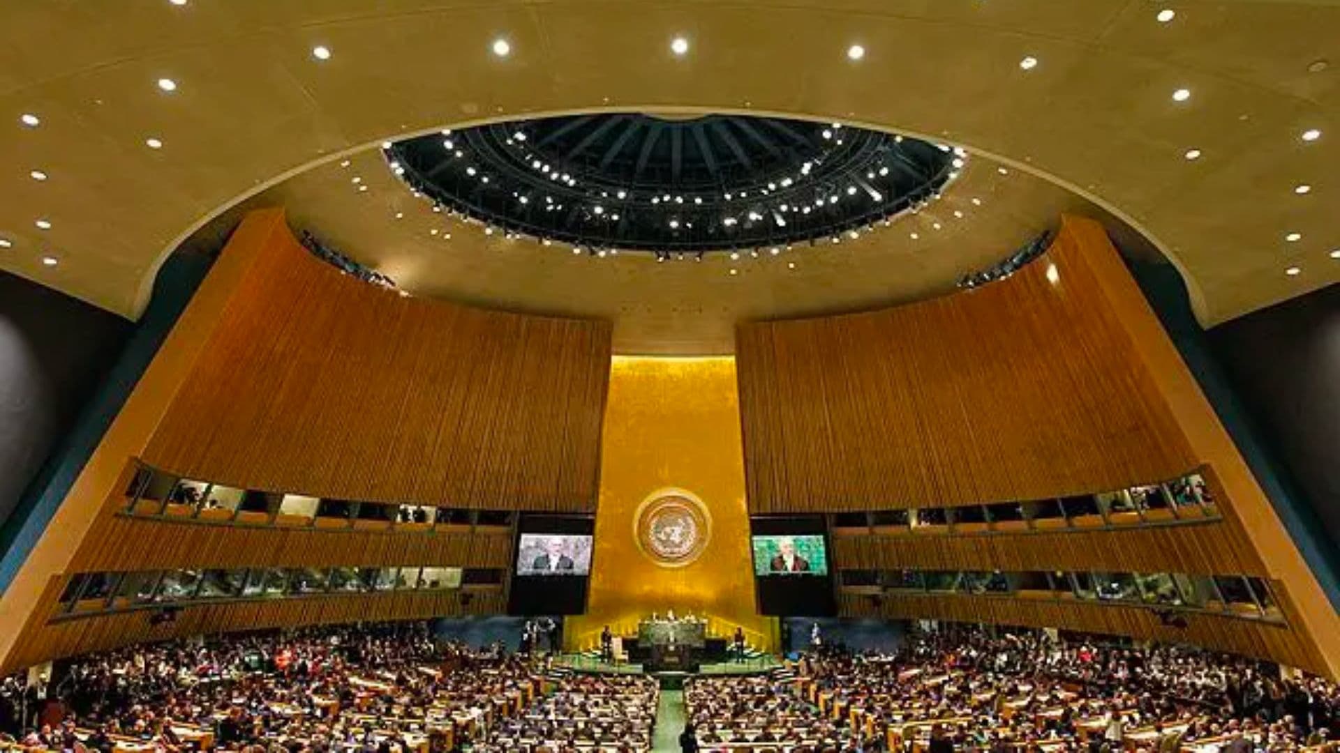 A Assembleia-Geral da Organização das Nações Unidas (ONU) aprovou na terça-feira (12) uma resolução exigindo um cessar-fogo humanitário imediato na guerra entre Israel e o Hamas