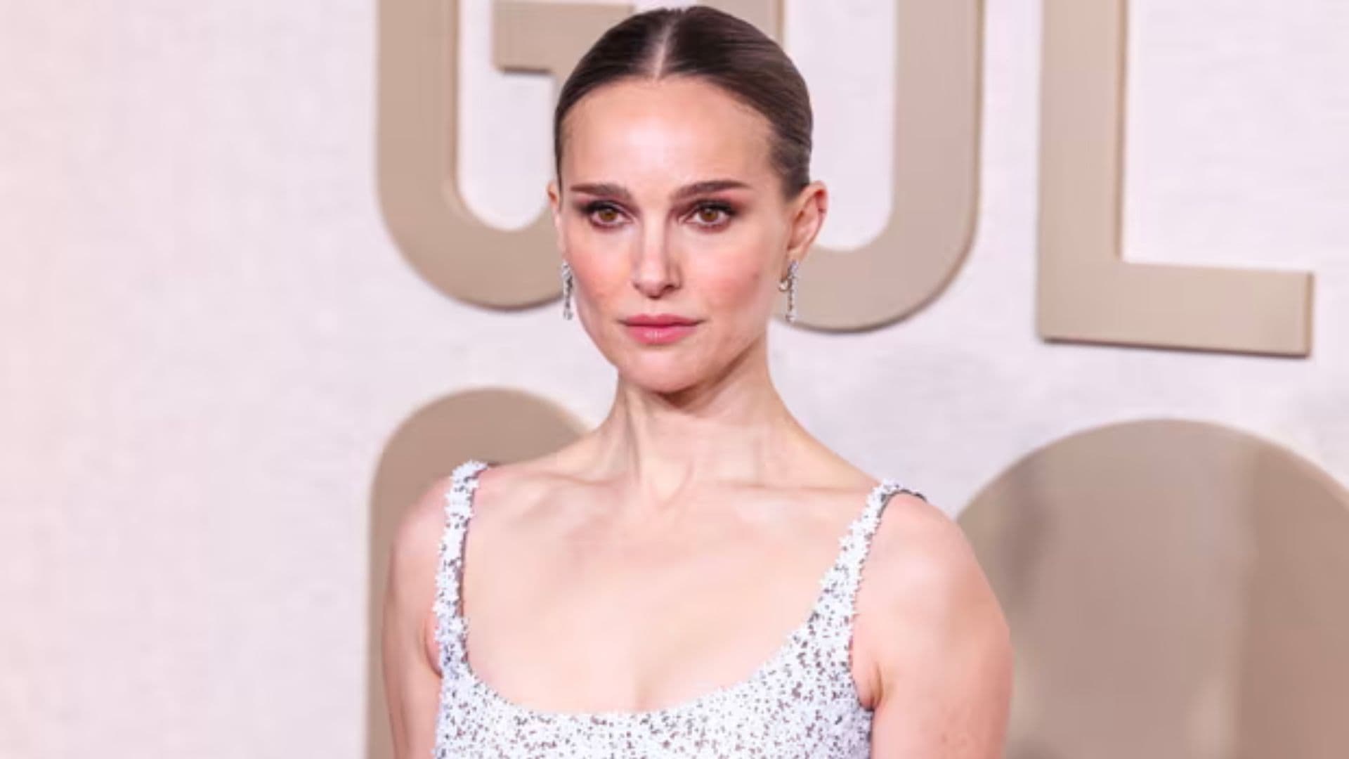 Natalie Portman no Globo de Ouro 2024 em Los Angeles.