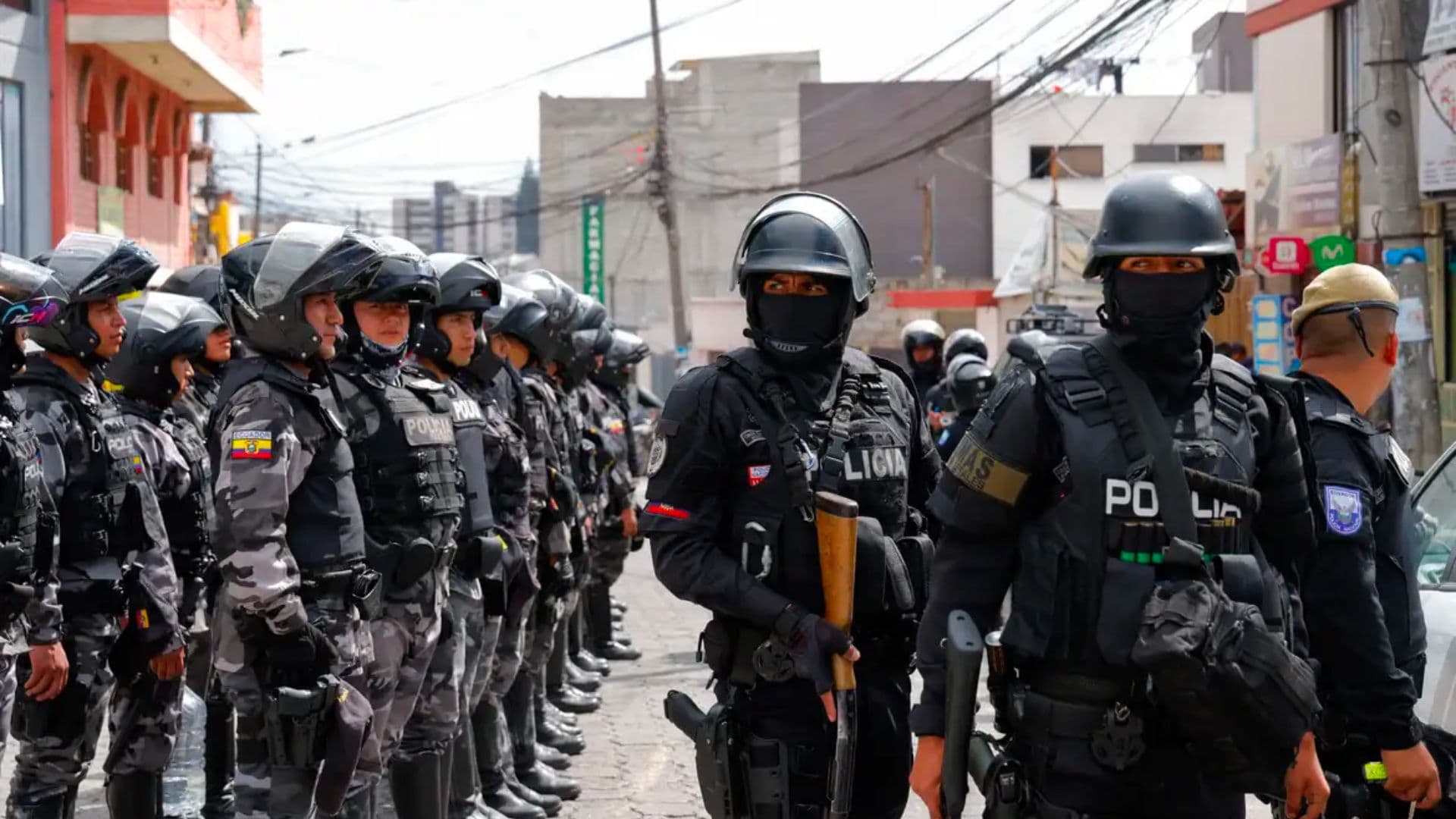 Policiais equatorianos com armamento pesado em meio à crise que o país enfrenta.