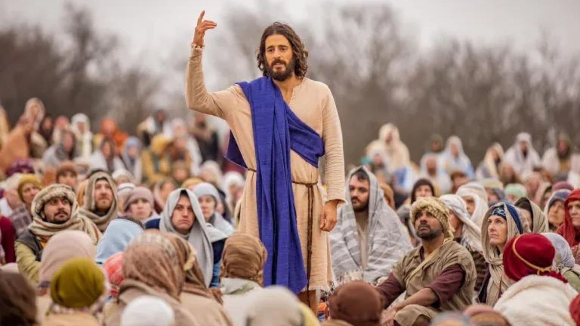 Cena da série The Chosen com Jesus pregando.