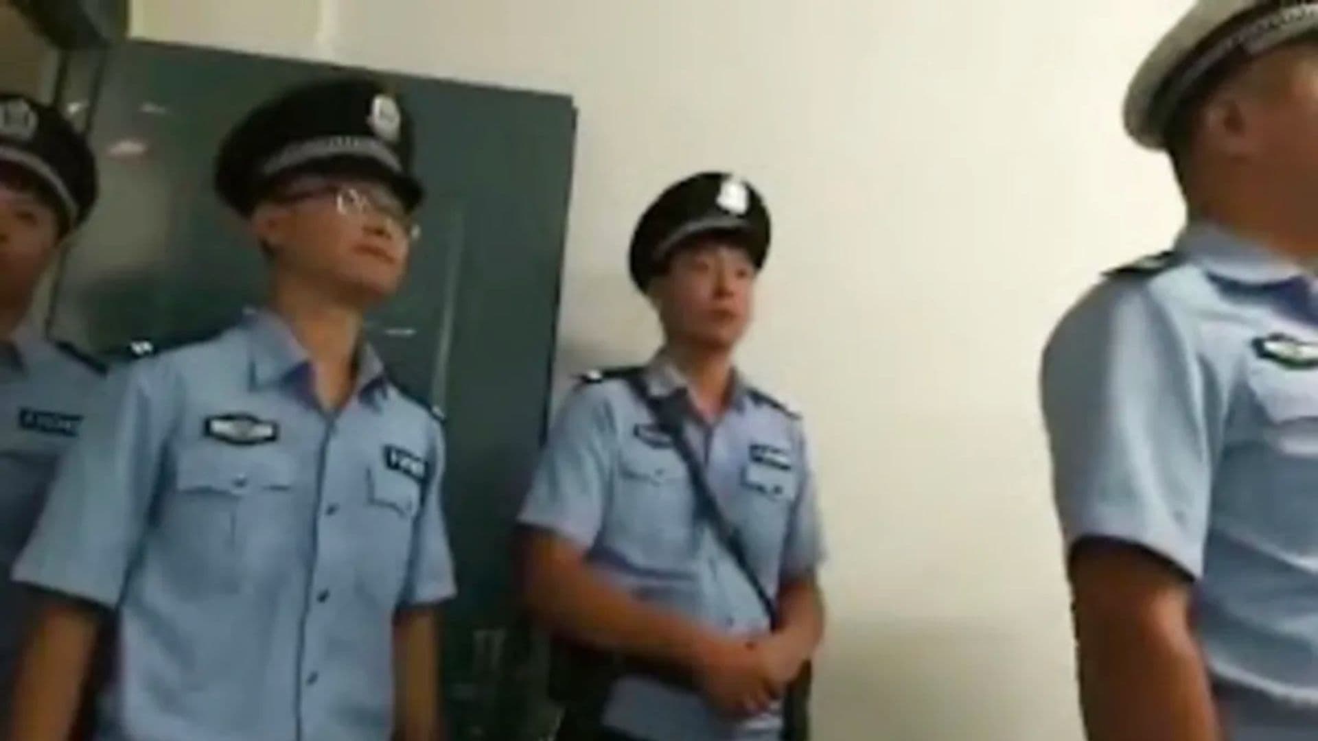 Oficiais chineses interrompendo o culto em igreja de Henan.