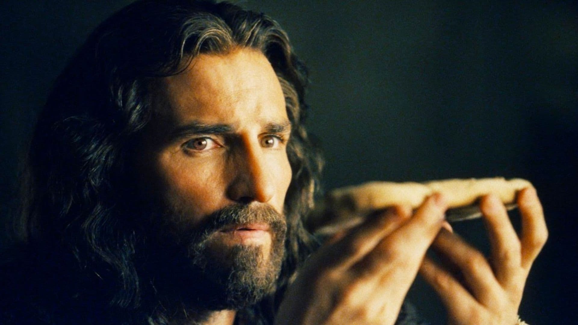 Jim Caviezel em A Paixão de Cristo encenando A Última Ceia.