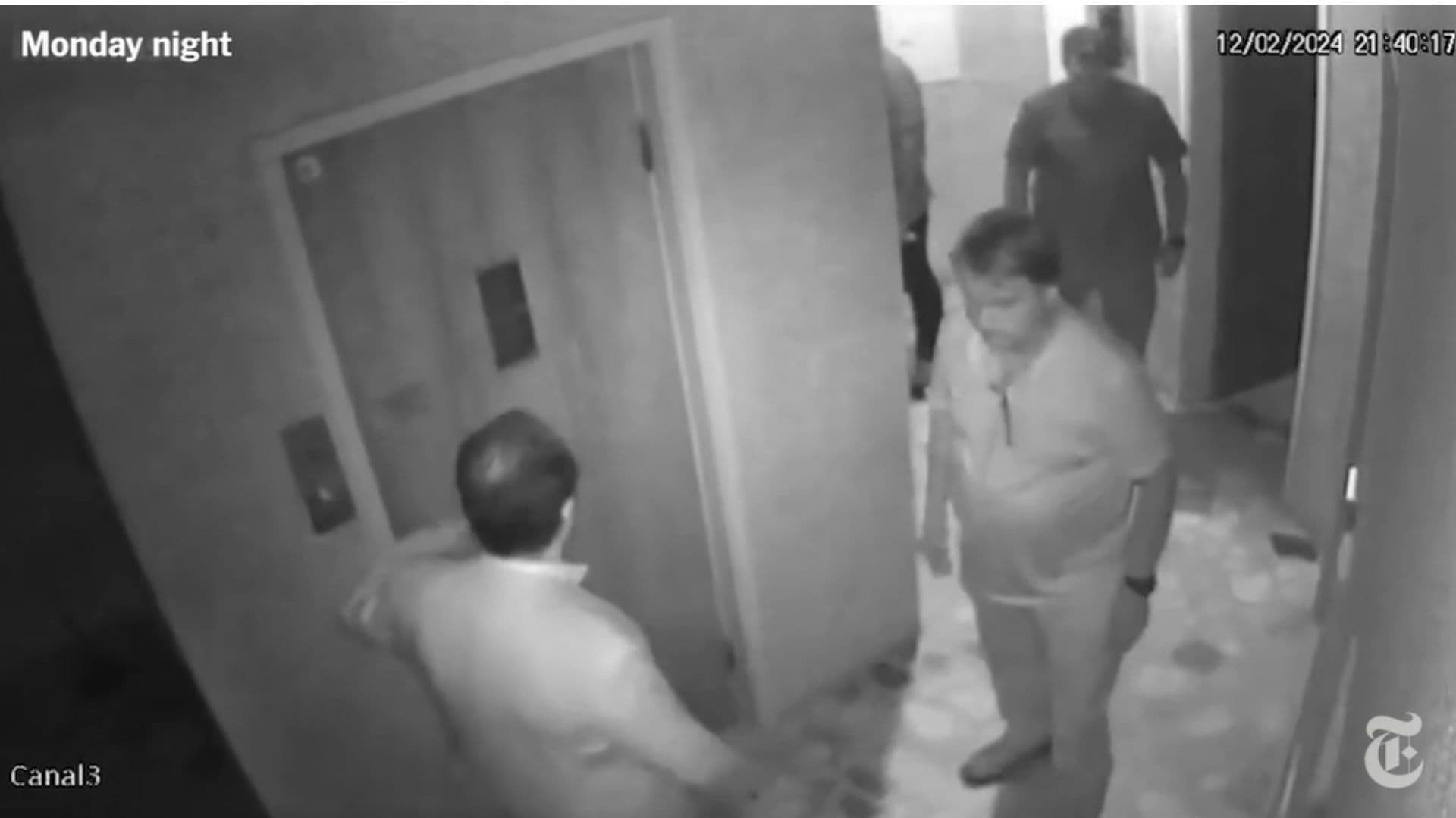 Ex-presidente Jair Bolsonaro (PL) conversa com o embaixador húngaro no Brasil, Miklós Halmai, dentro da embaixada da Hungria no Brasil, 4 dias após ser alvo de operação da Polícia Federal (PF)