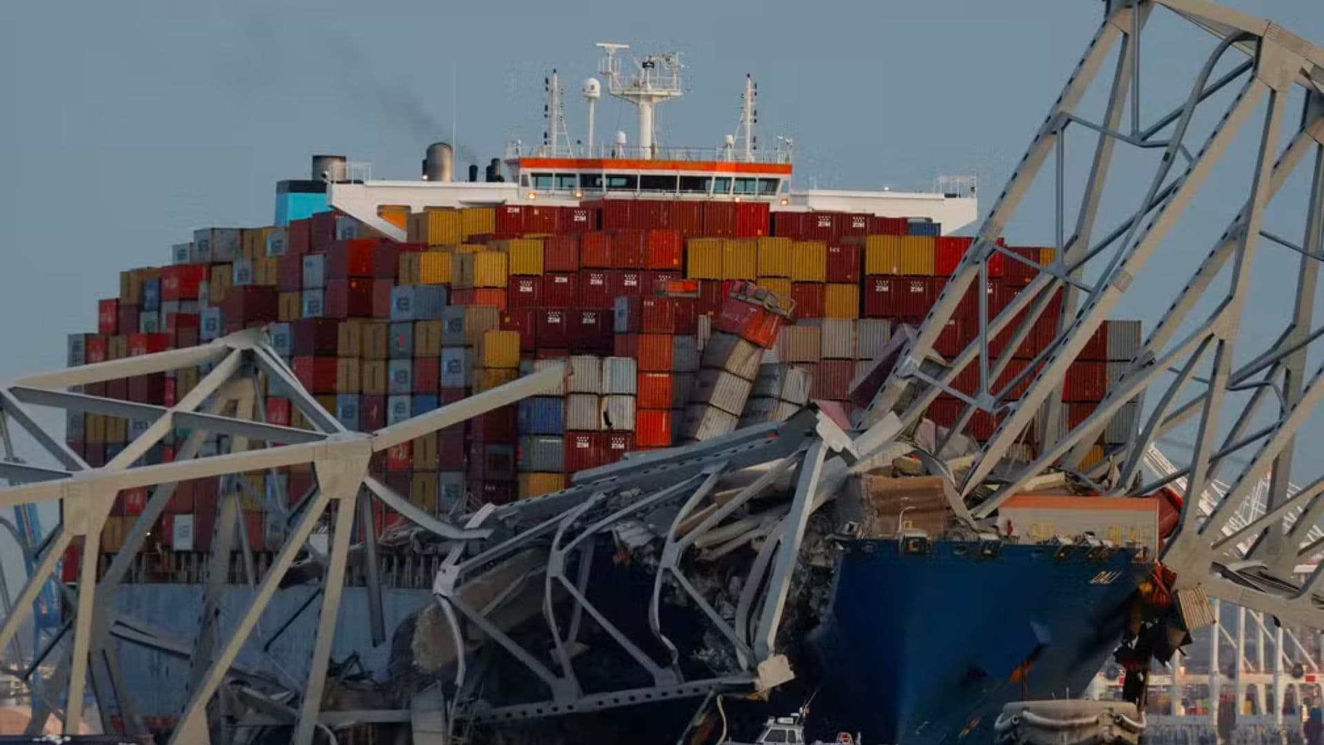 Navio colidindo com a ponte Francis Scott Key