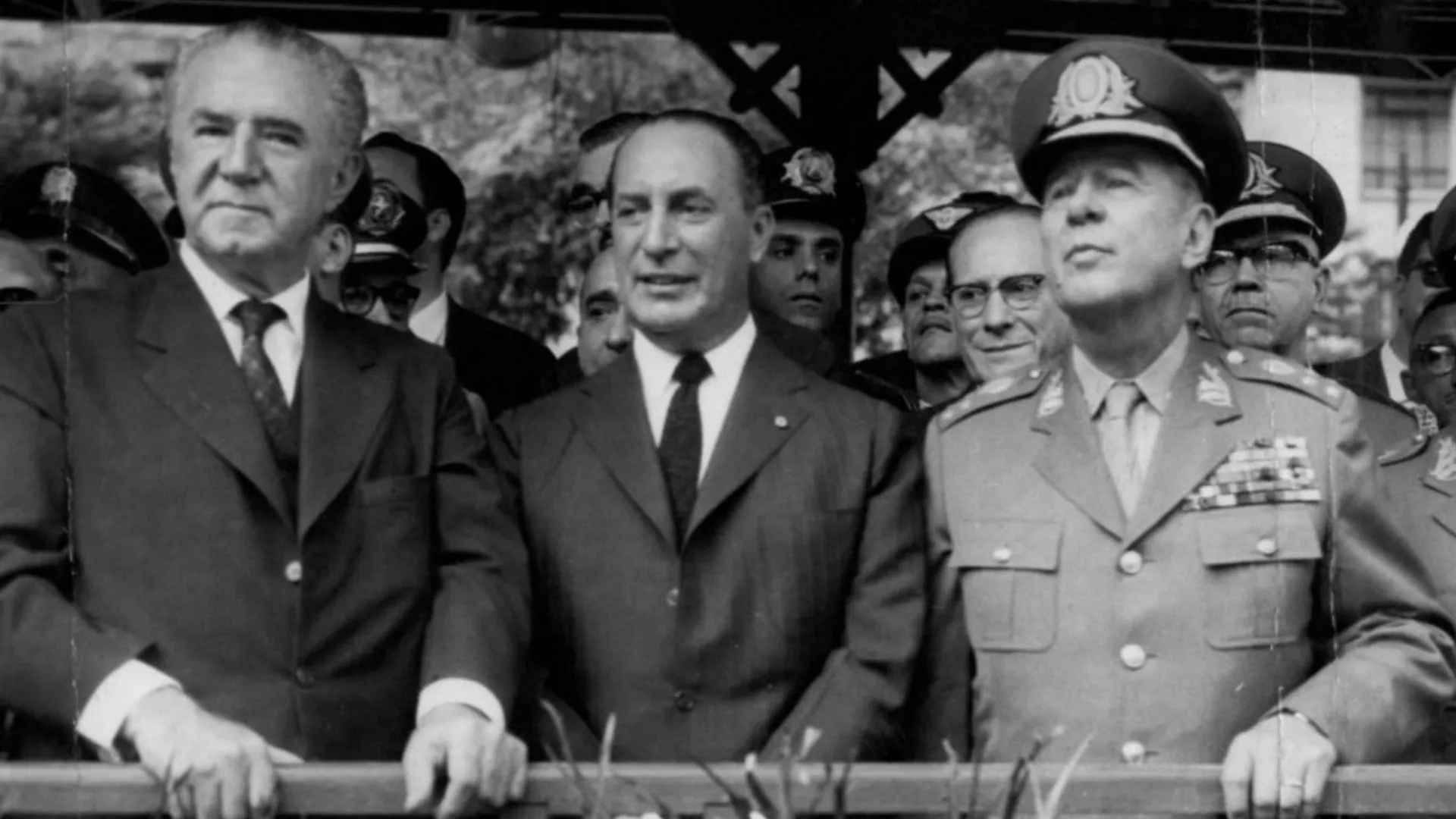 Ranieri Mazzilli ao lado de militares