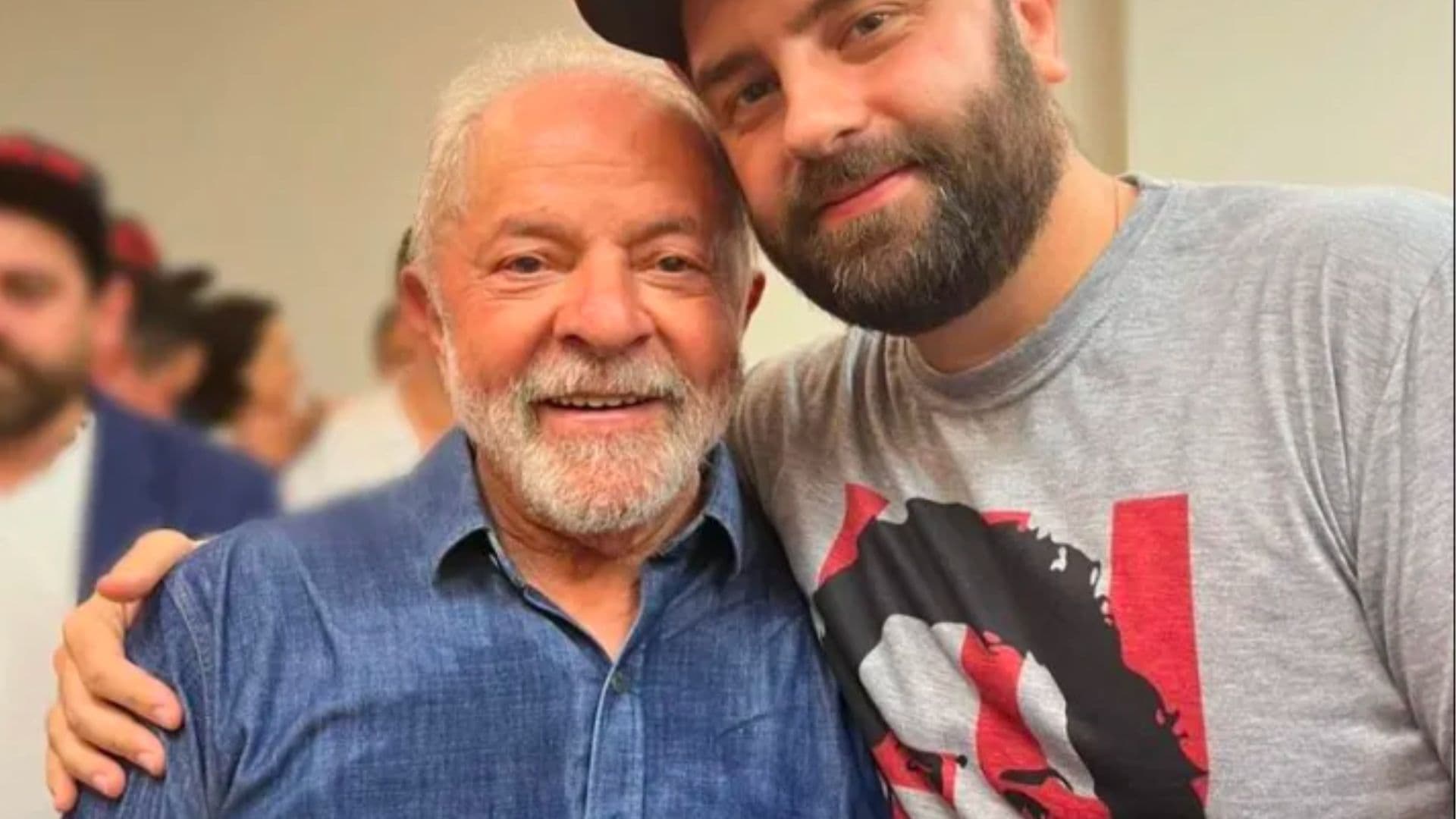 Luís Claudio Lula da Silva com o pai, durante campanha presidencial de 2022 Leia mais em: https://veja.abril.com.br/coluna/virou-viral/filho-de-lula-vem-a-publico-criticar-posicionamento-do-pai