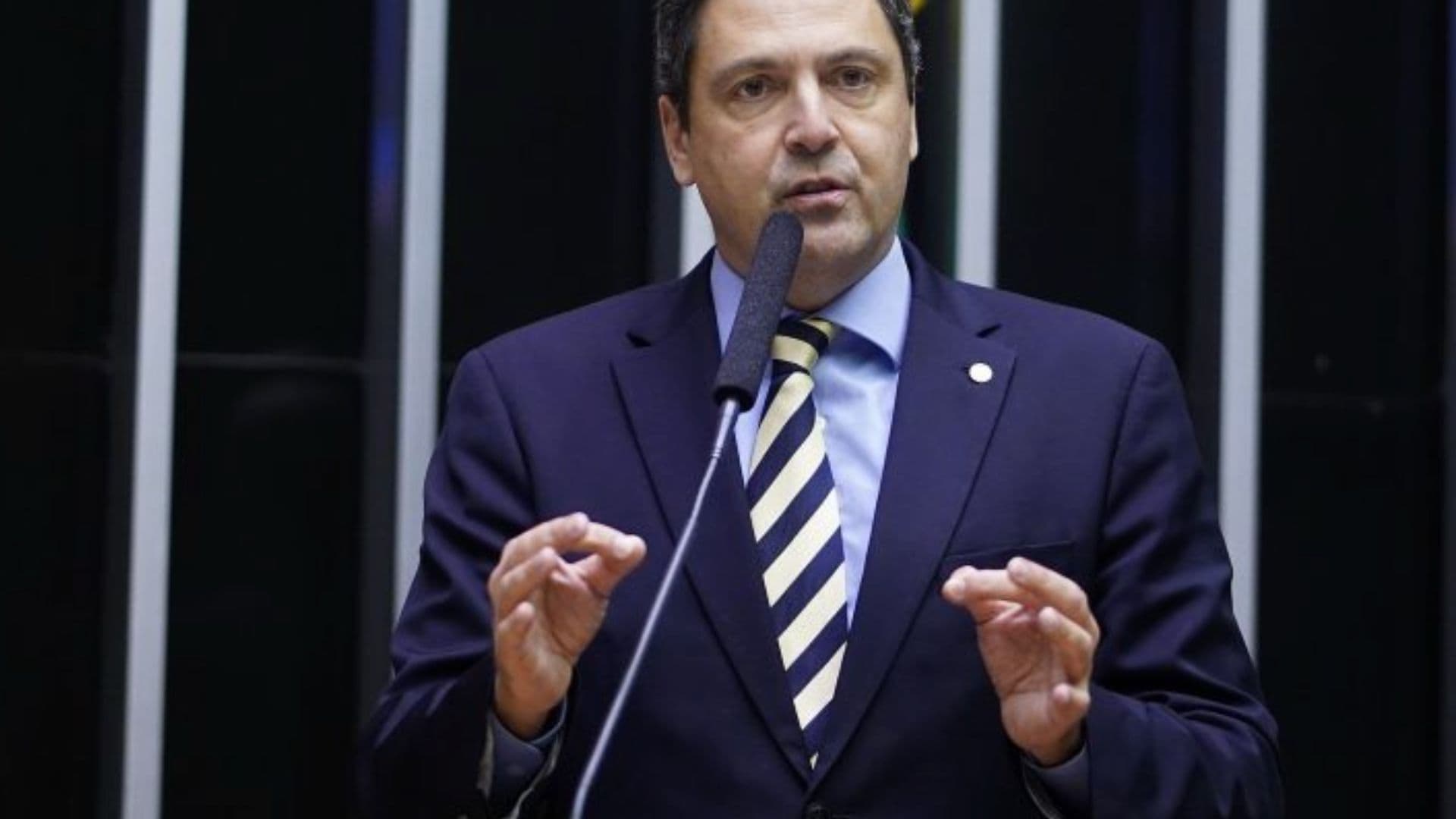 Deputado Luiz Phillipe de Orleans e Bragança discursa no plenário da Câmara dos Deputados