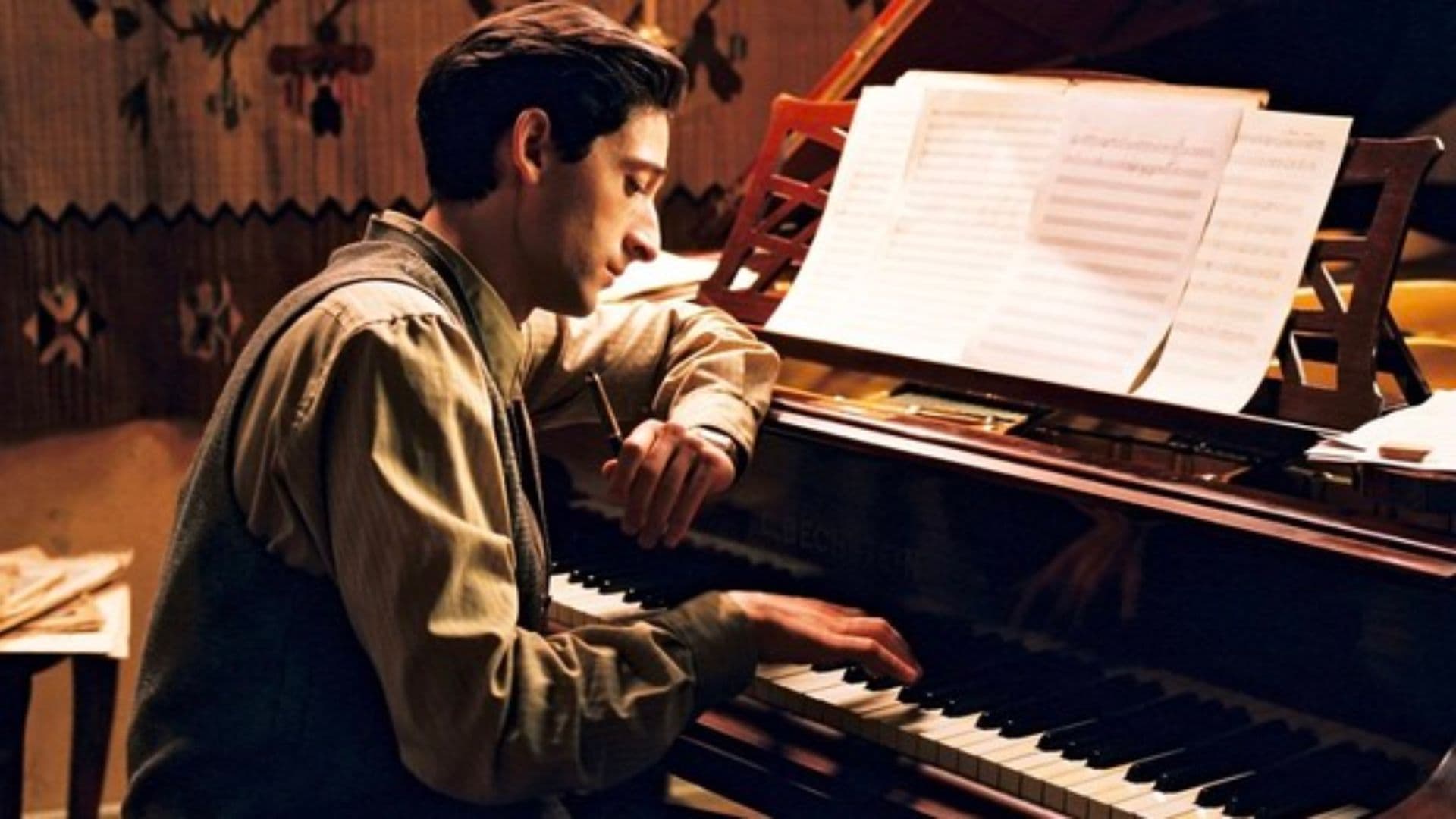 O protagonista do filme O Pianista, Wladyslaw Szpilman, tocando piano