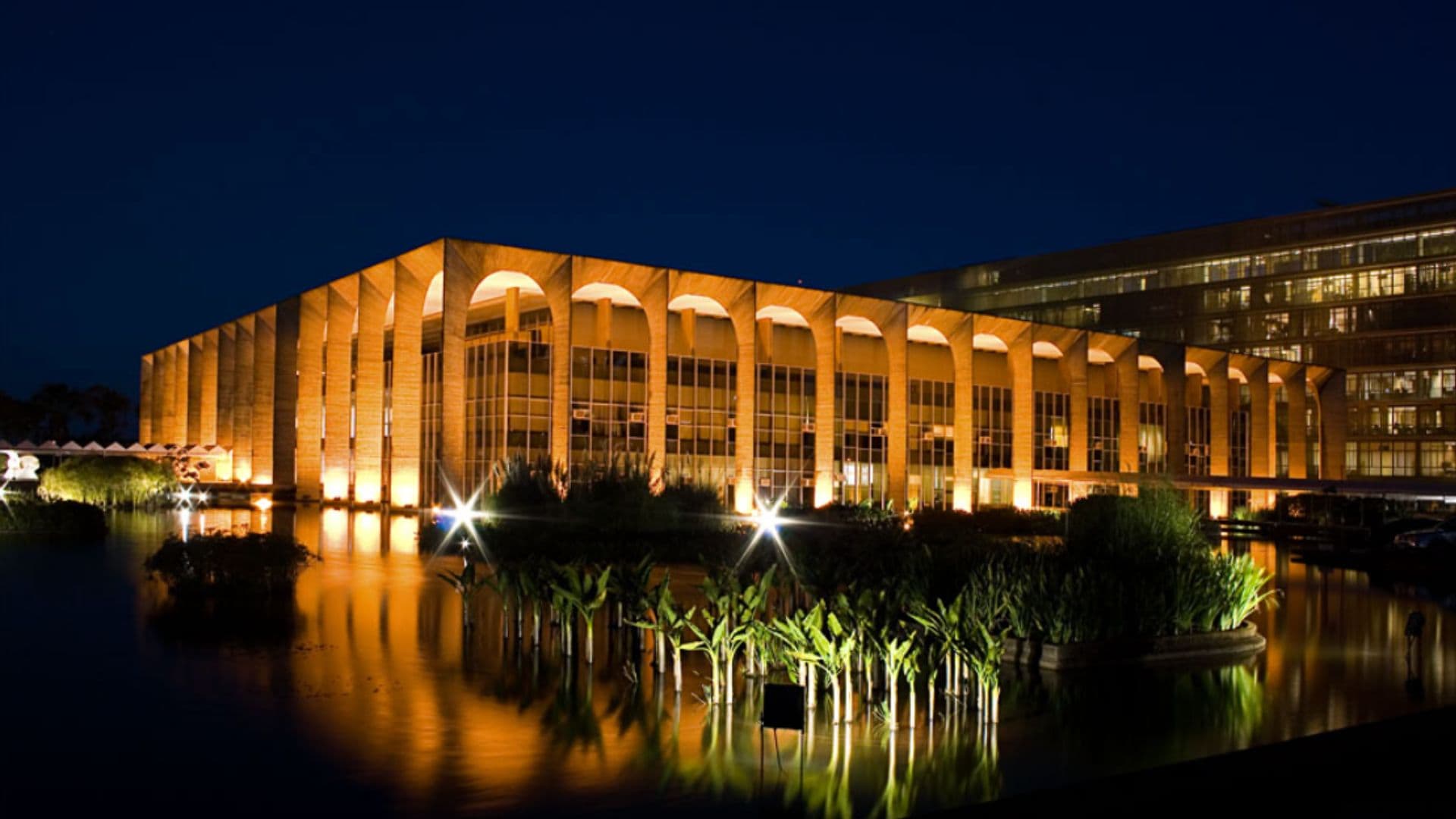 Foto noturna do prédio do Palácio do Itamarty
