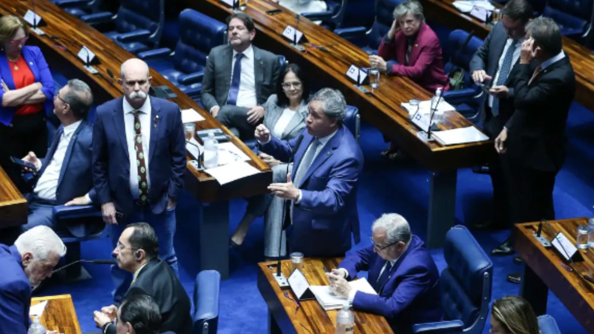 Deputados discursam na Câmara em Brasília