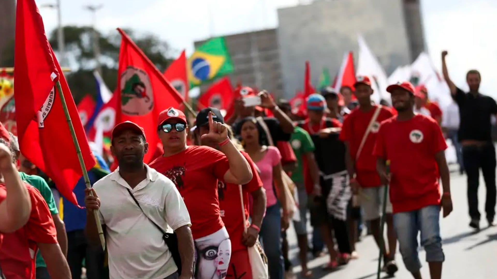 Manifestantes com bandeiras do MST