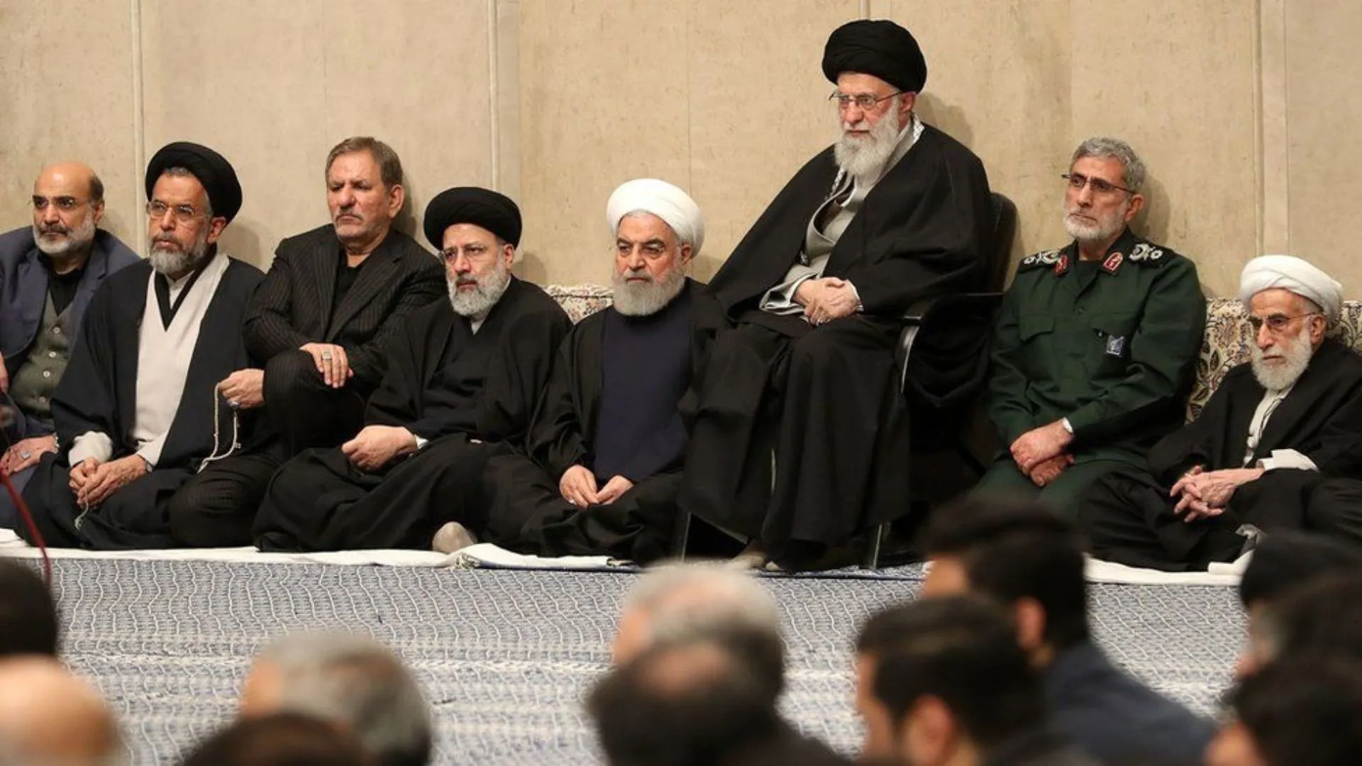 "Aiatolá supremo" iraniano sentado em posição de destaque ao lado do líder da guarda revolucionária e presidente