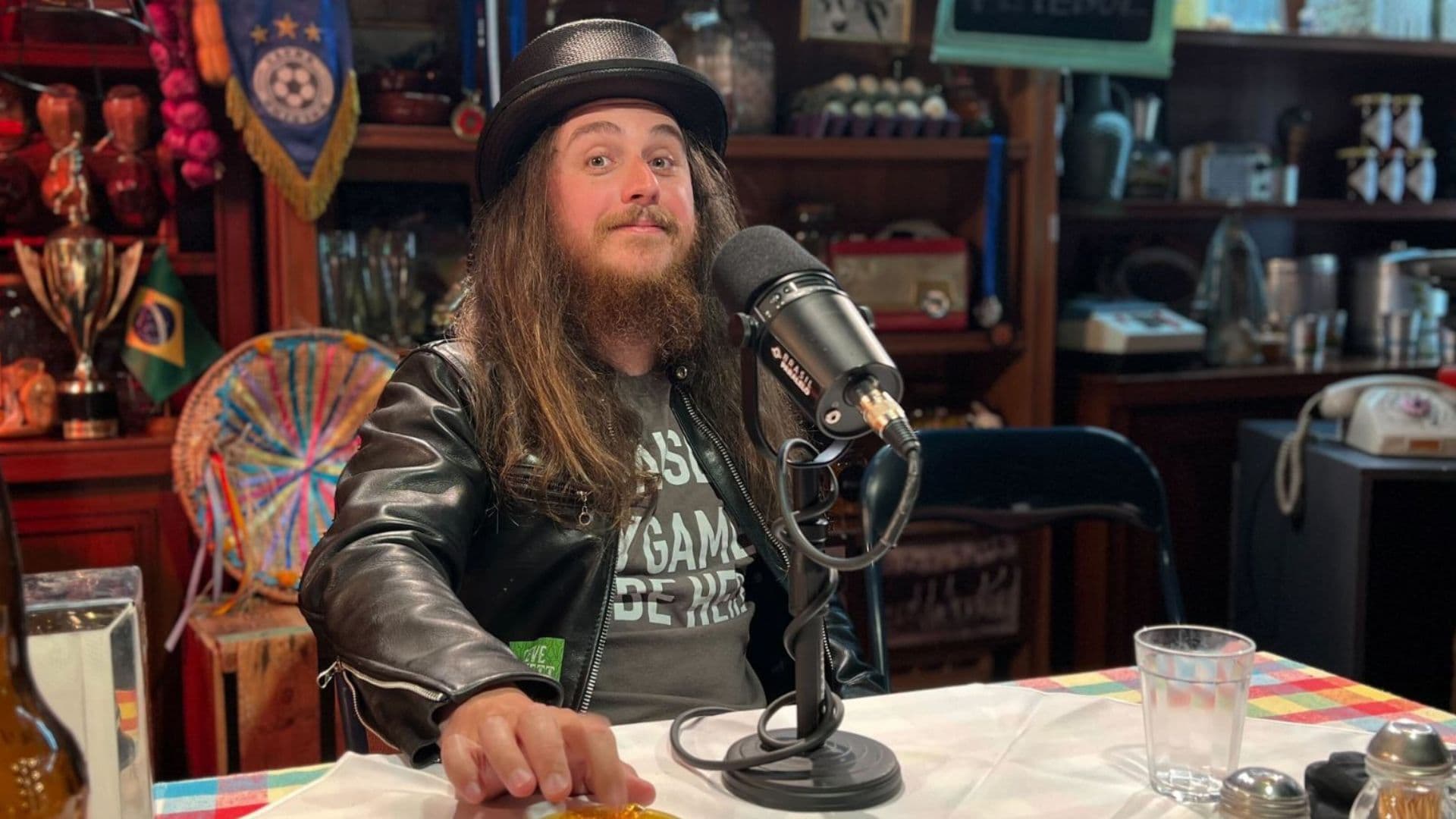 Na imagem Rasta, o apresentador do Rasta News Buteco