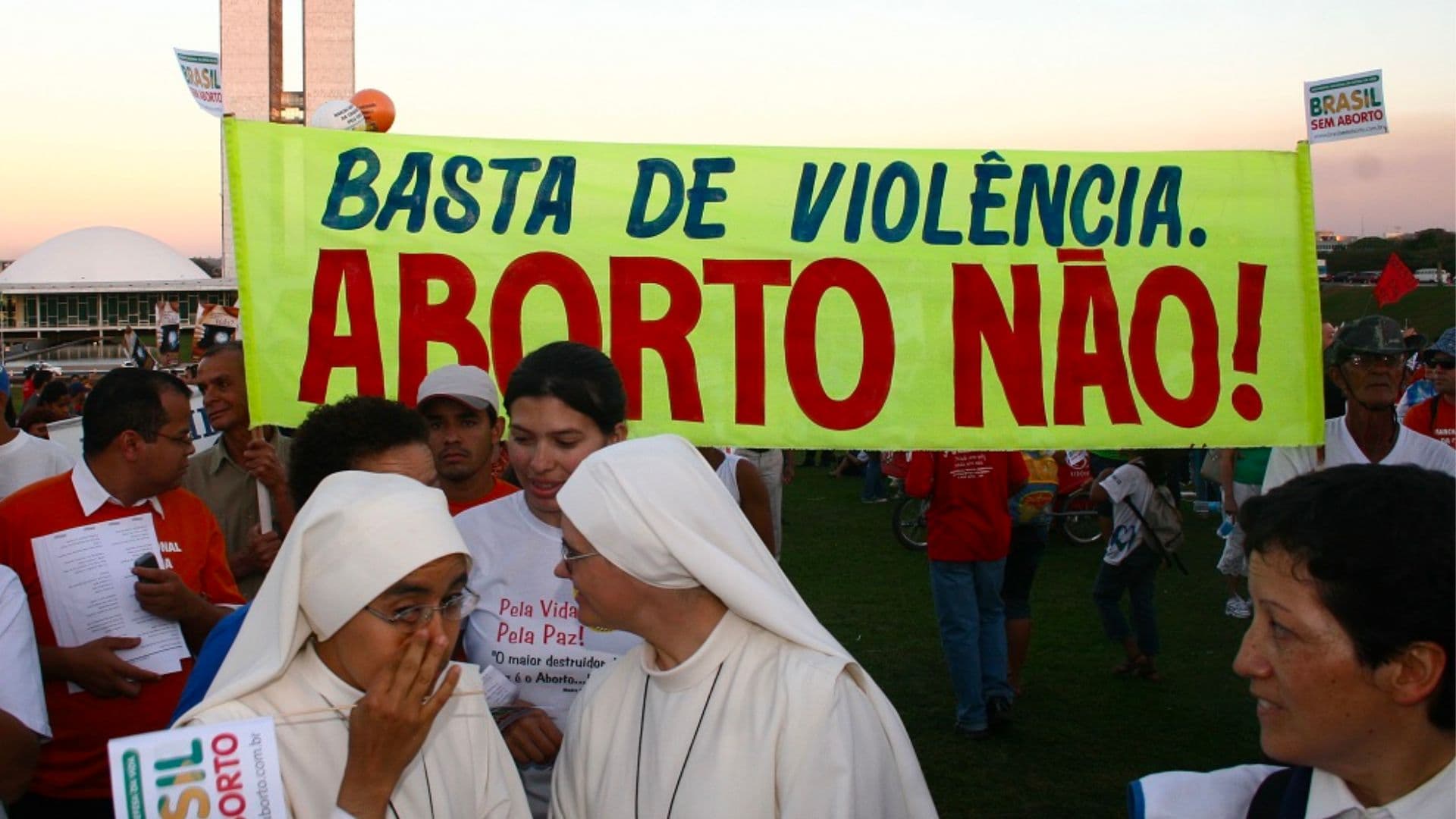 Manifestantes exibem placas e faixas durante protesto contra o aborto em frente ao Congresso Nacional