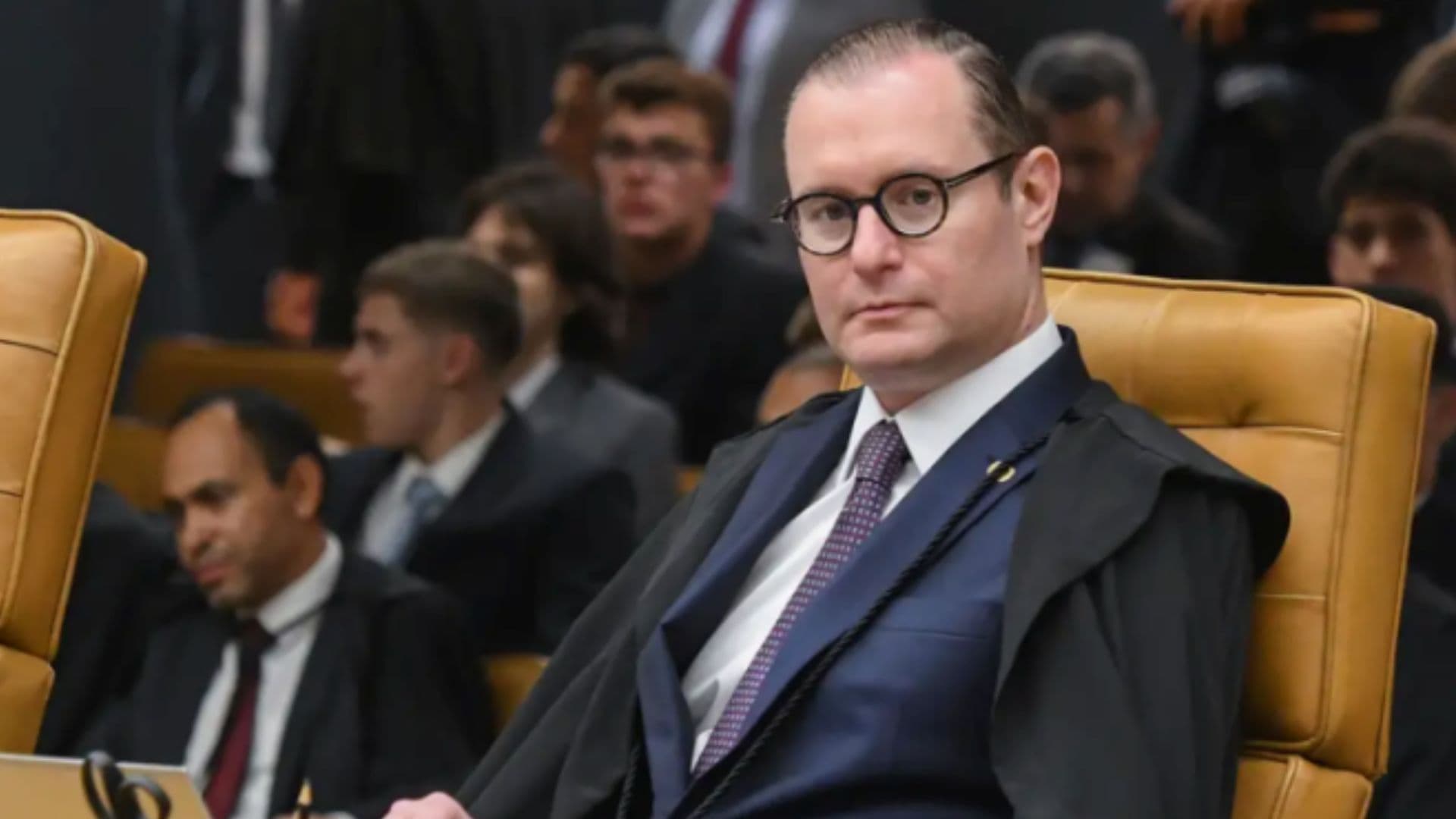 Ministro Cristiano Zanin em sua cadeira no STF