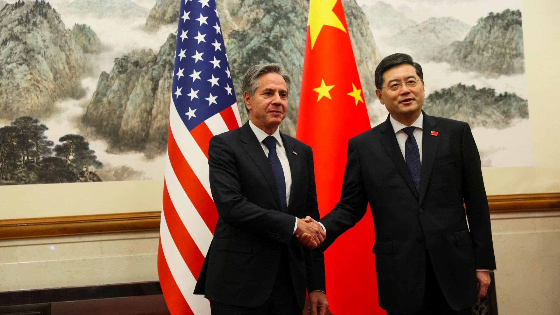 O secretário de Estado dos EUA, Antony Blinken, à esquerda, aperta a mão do ministro das Relações Exteriores da China, Qin Gang, à direita, na casa de hóspedes do Estado Diaoyutai em Pequim, China, no domingo