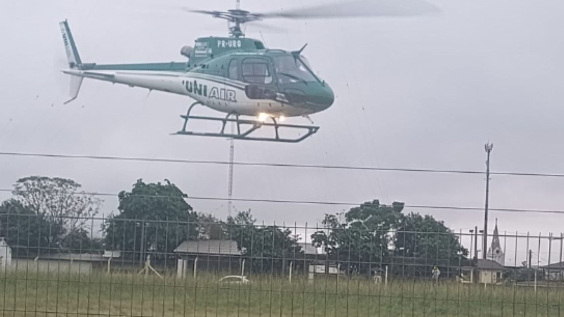 Helicóptero pousa em campo para resgatar vítimas