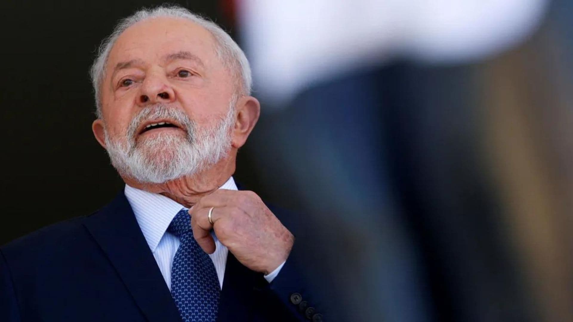 Lula mexendo na gola da camisa