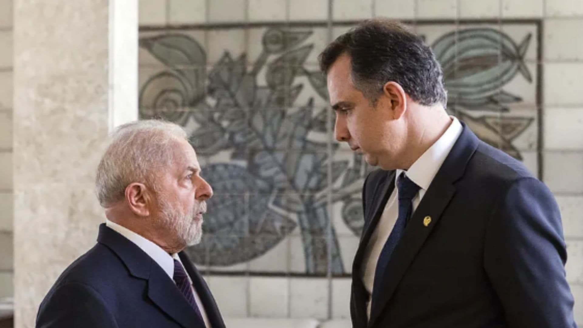 Lula e Rodrigo Pacheco aparecem frente a frente se olhando