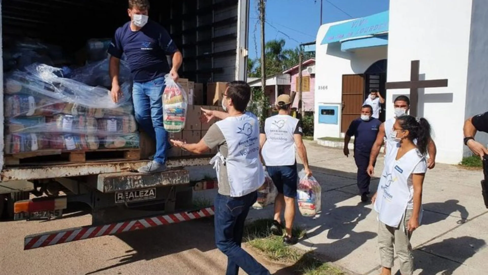 Membros da ONG Banco de Alimentos trabalhando