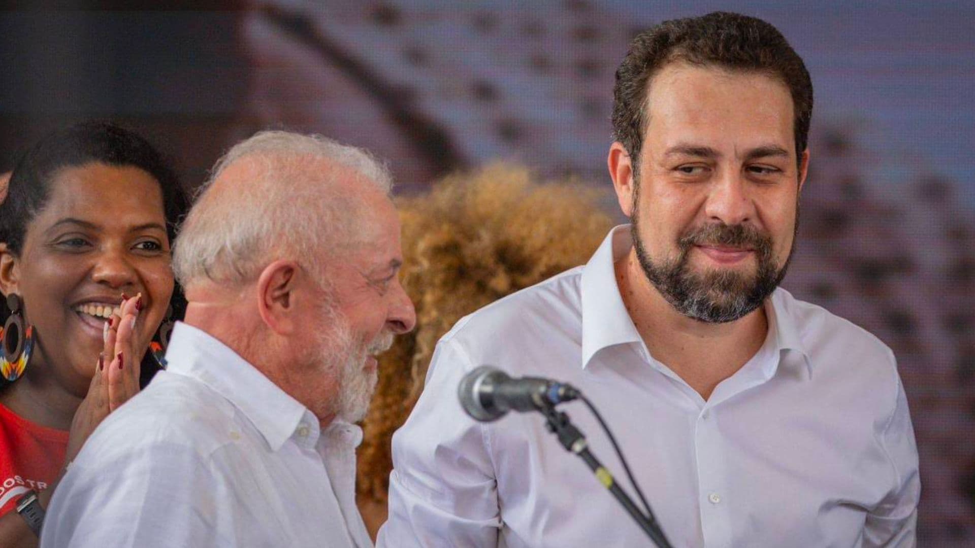 Lula à esquerda, Boulos à direita, em evento em São Paulo.