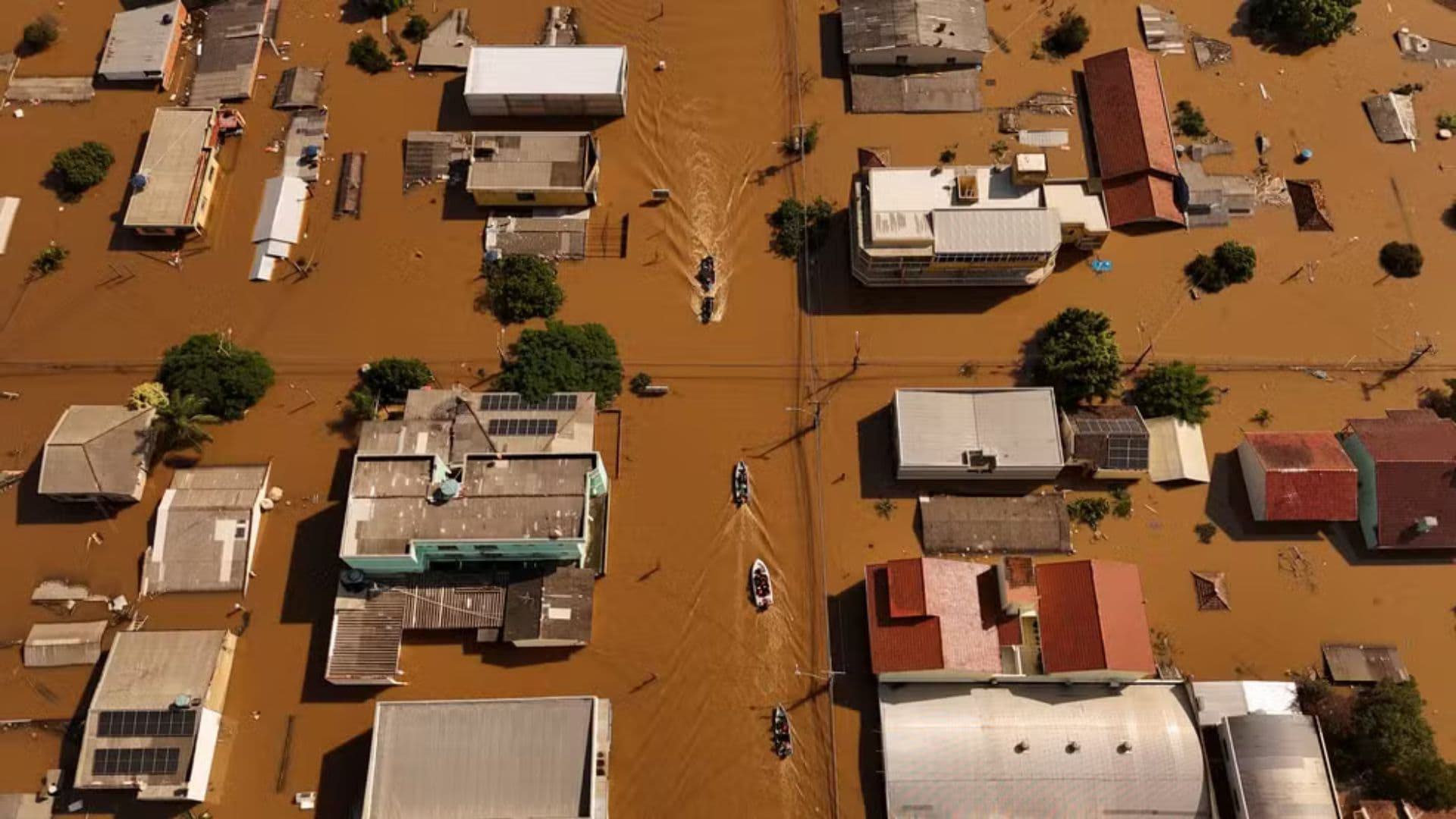 Equipes de resgate navegando sobre as águas após catástrofe no Rio Grand do Sul