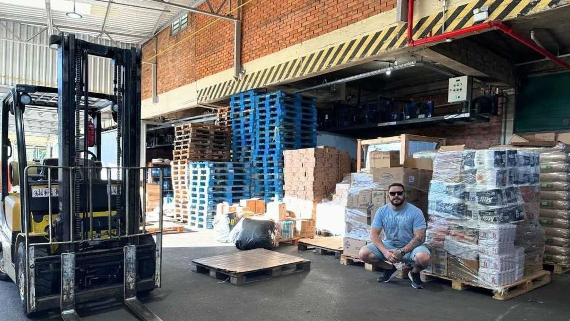 Thomas Giulliano mostra donativos comprados com dinheiro arrecadado por campanha