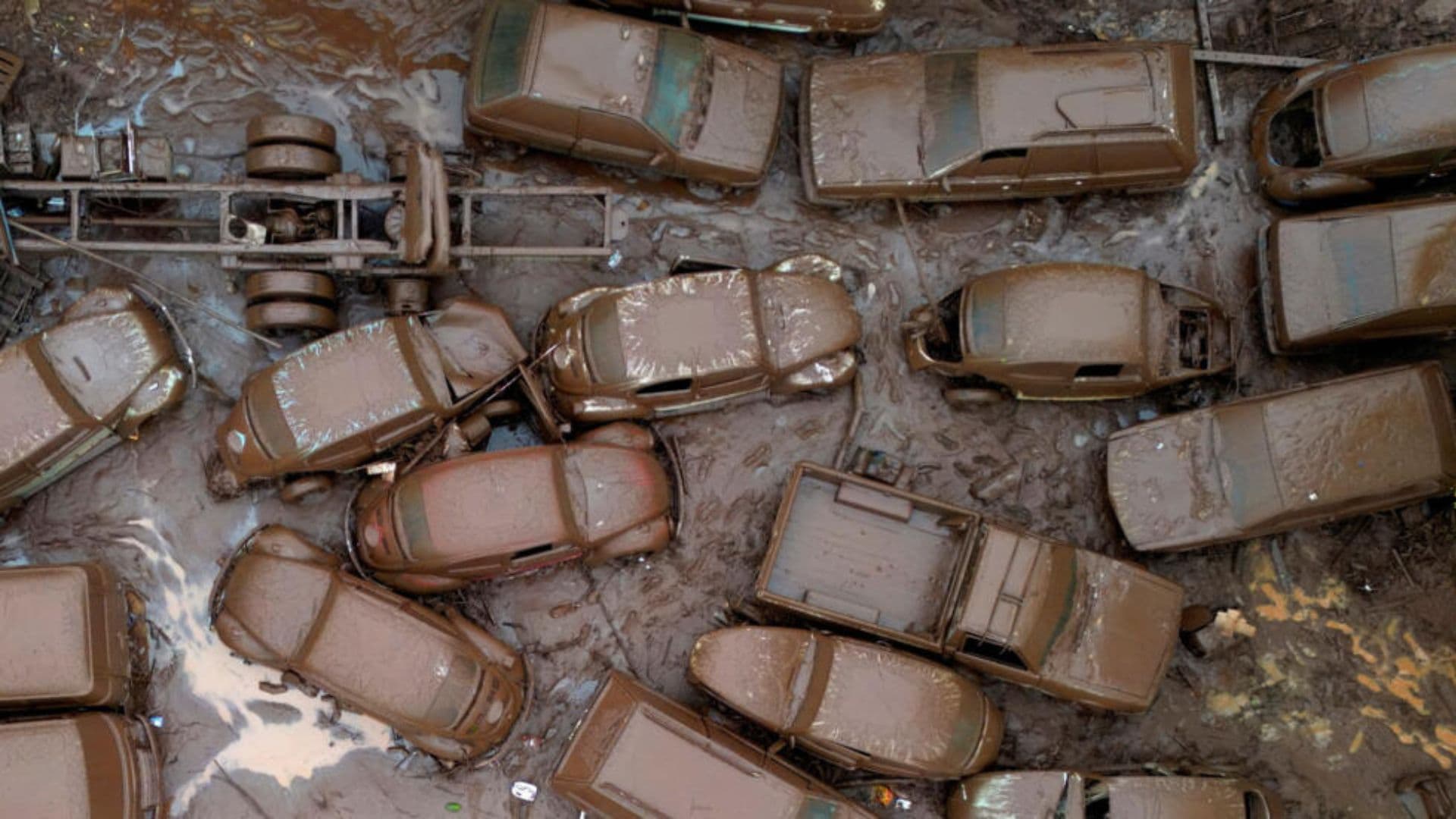 Veículos destruídos após a enchente no Sul