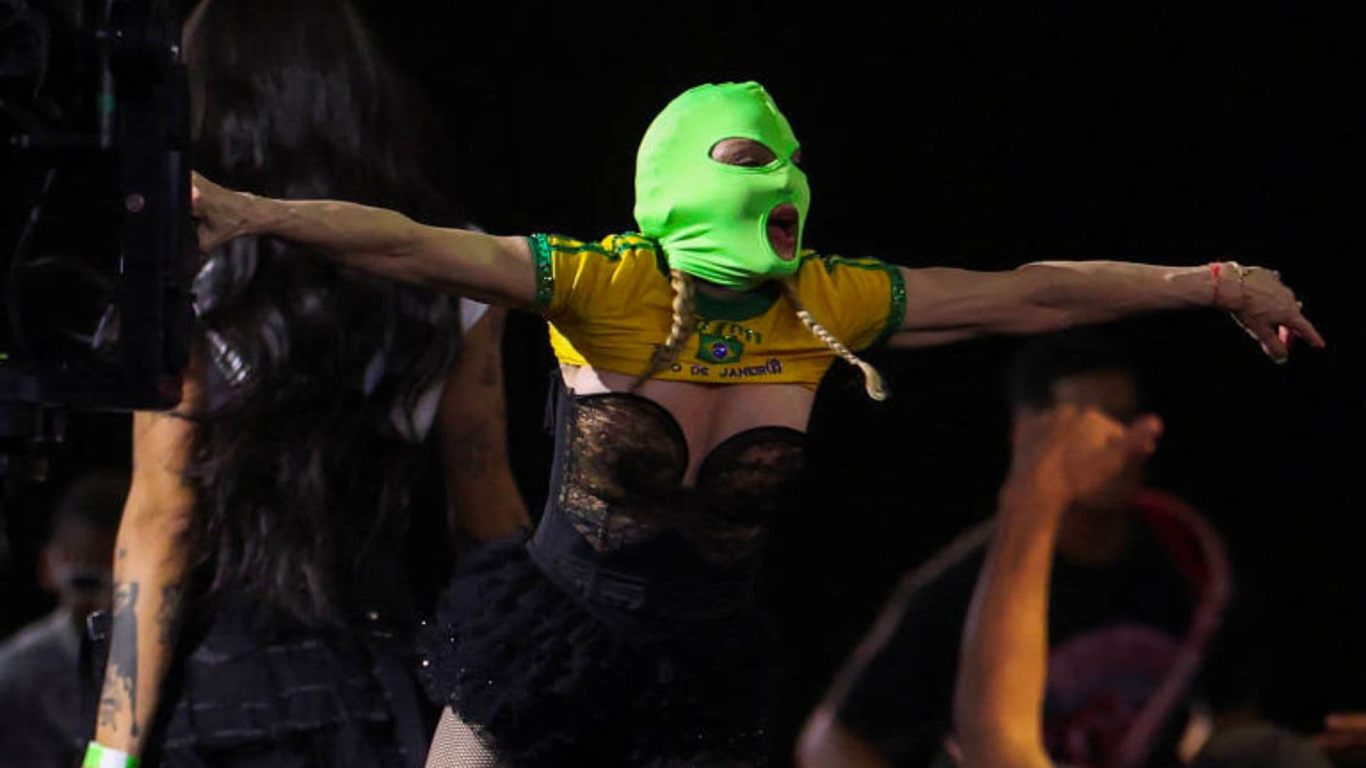 Madonna usa máscara durante show no Brasil