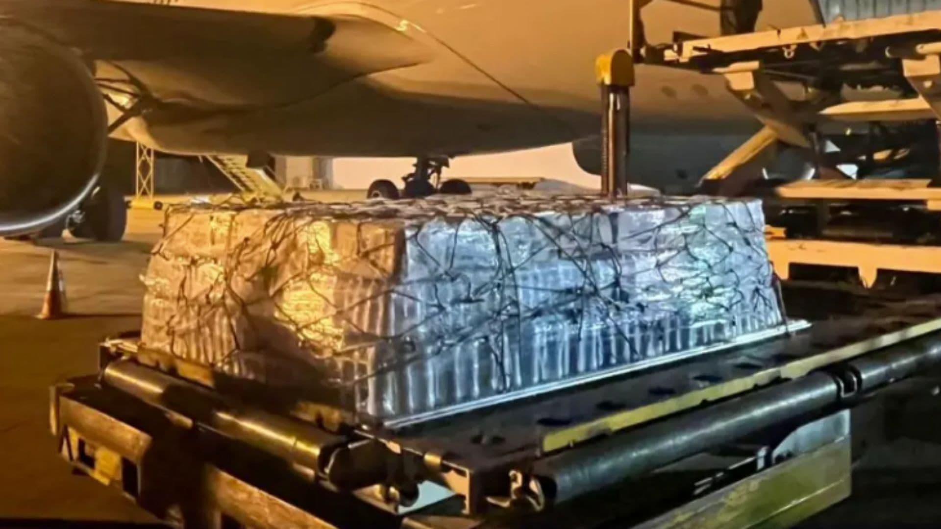 Fardos de água mineral aparecem em esteira para embarcar em avião com destino ao Rio Grande do Sul