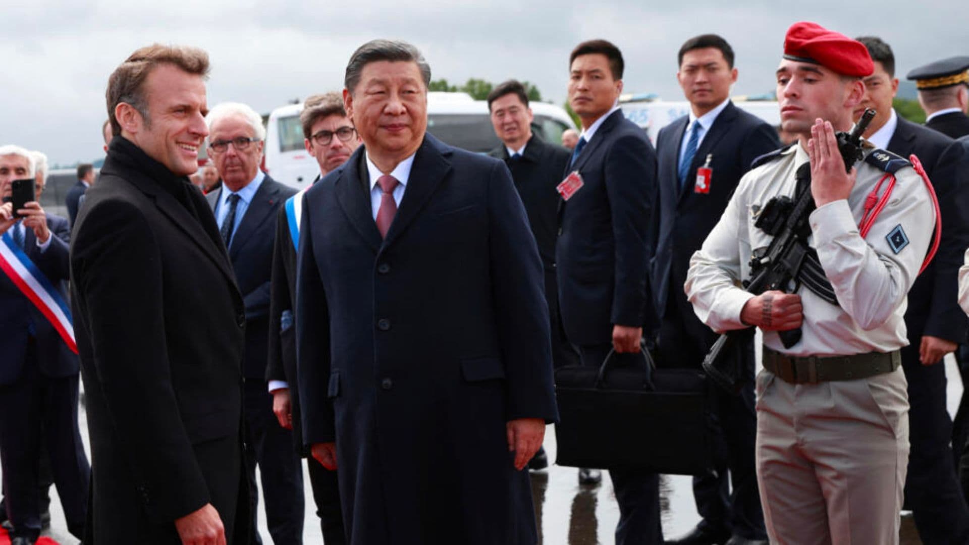 Emmanuel Macron recepciona Xi Jinping no aeroporto de Tarbes, na região dos Pirineus.