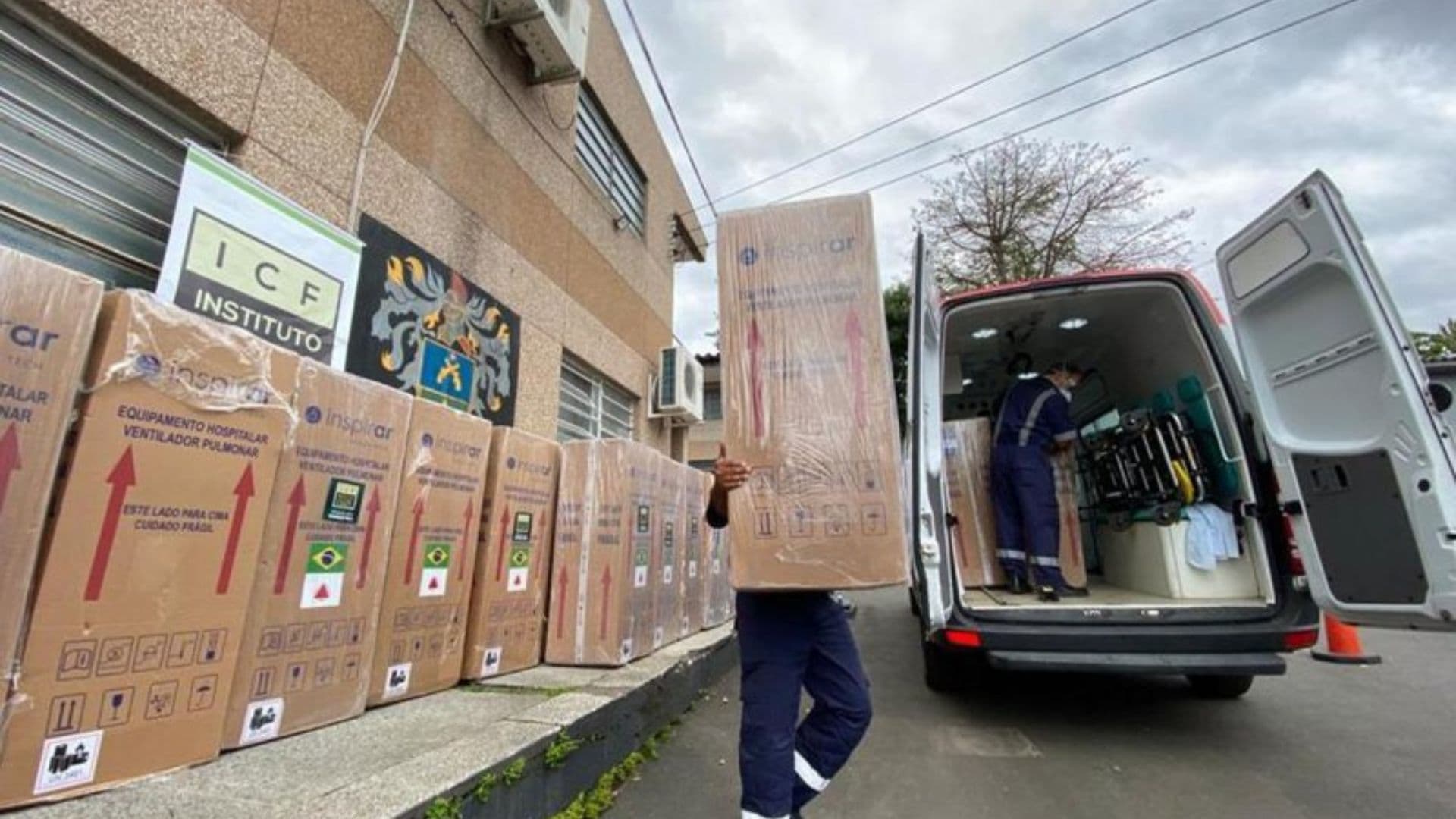 Imagem com doações arrecadadas pelo Instituto dentro de Vans.