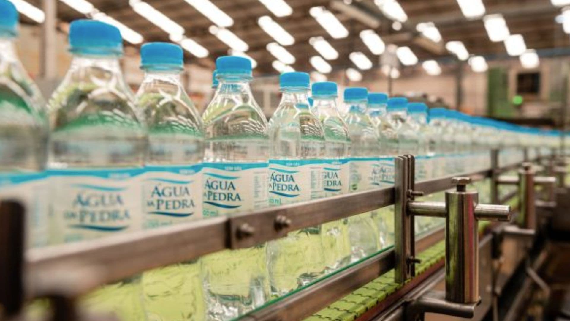 Esteira com garrafas de água mineral aparecem na foto
