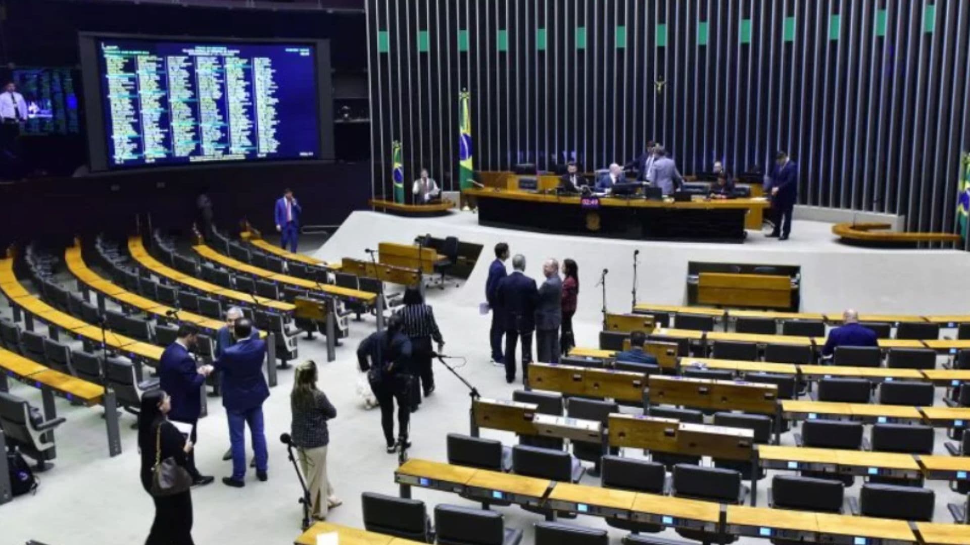 Plenário da Câmara dos Deputados em Brasília aparece na imagem.