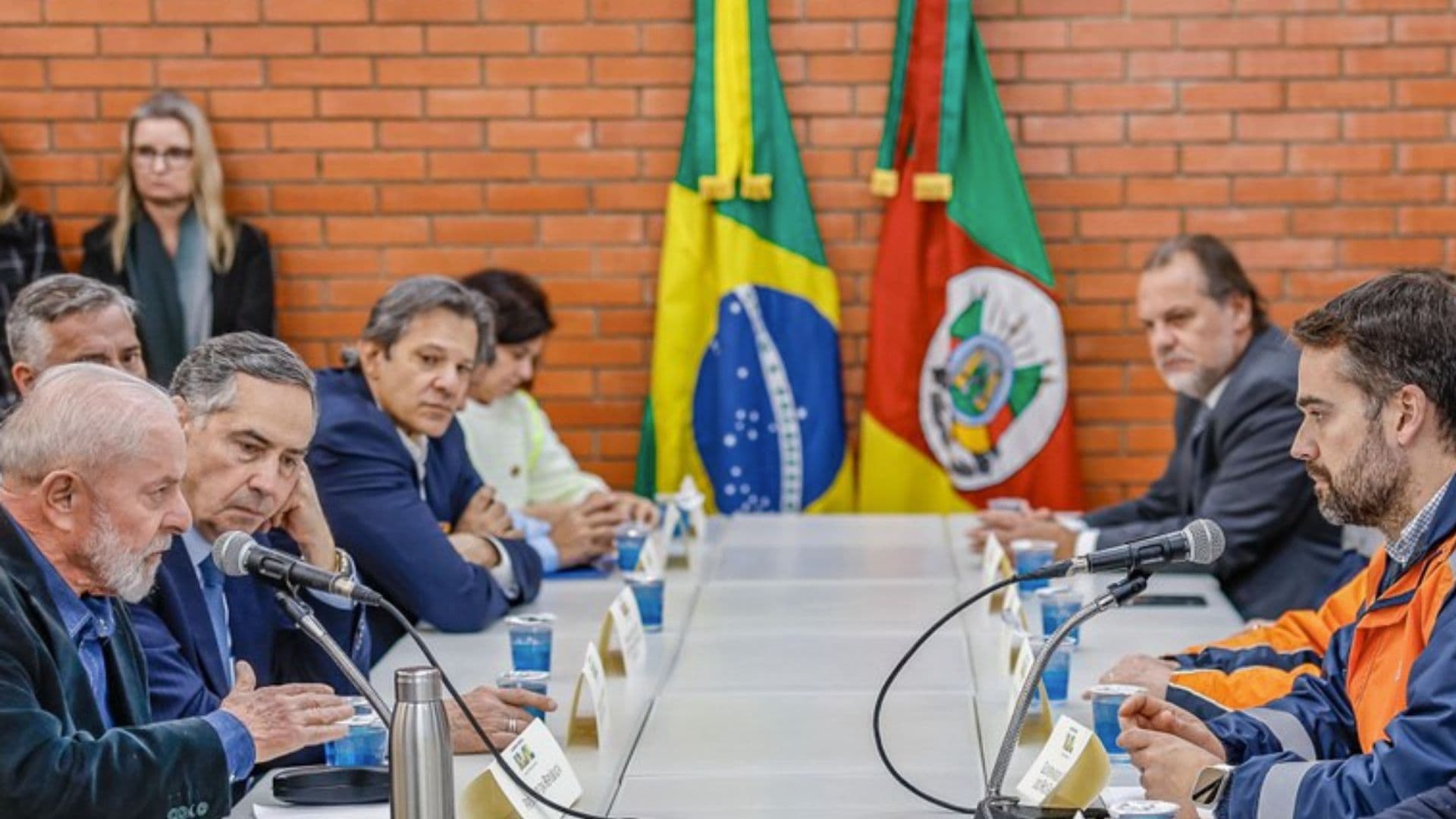 Eduardo Leite, Lula, Haddad e Barroso conversam sobre os próximos passos no auxílio às vítimas das inundações no RS