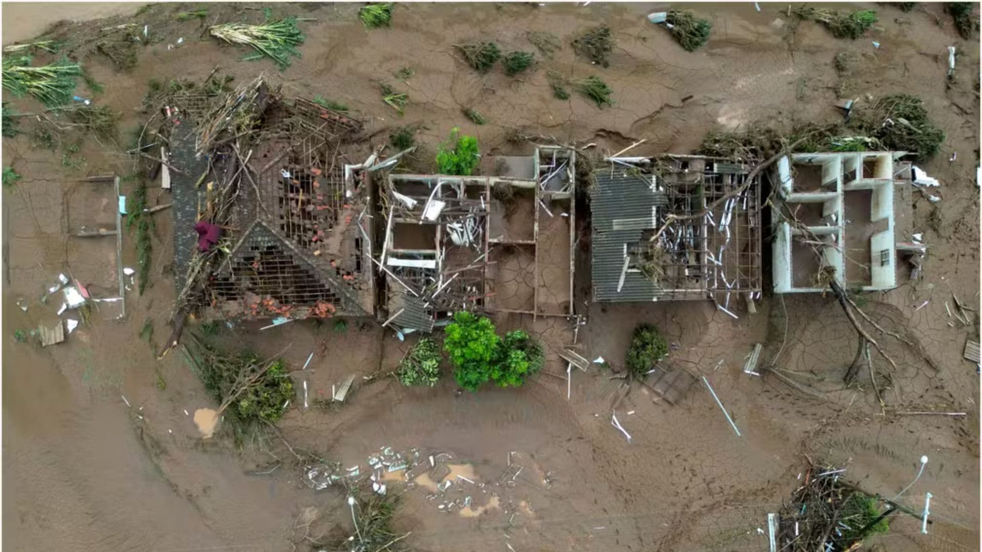 Casa destruída em decorrência das inundações