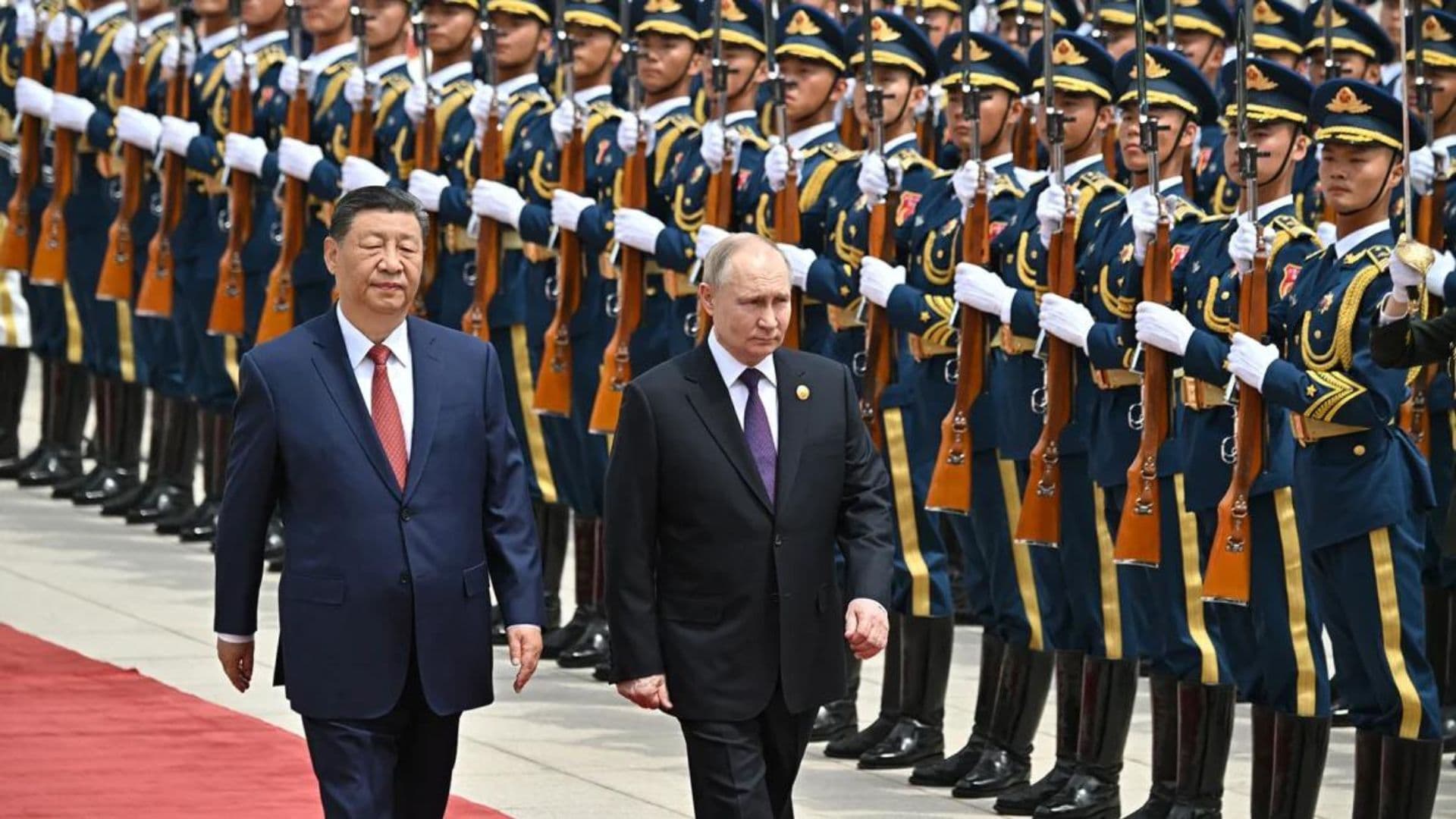 Xi Jinping e Vladimir Putin em cerimônia militar no Grande Salão do Povo em Pequim