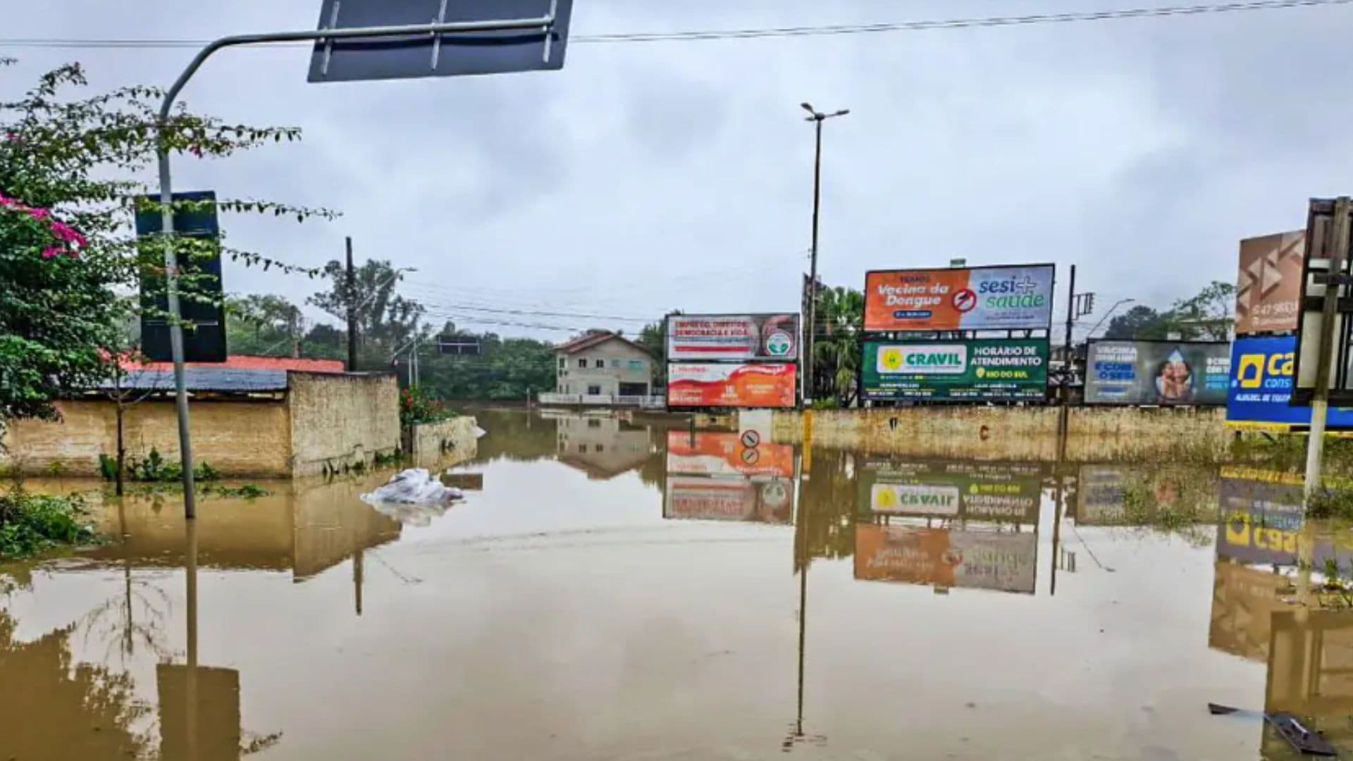 Cidade em Santa Catarina, no sul do Brasil, aparece inundada.