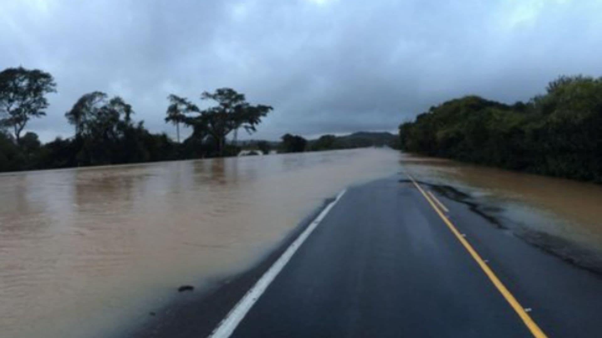 Trecho da BR 116 inundado no RS