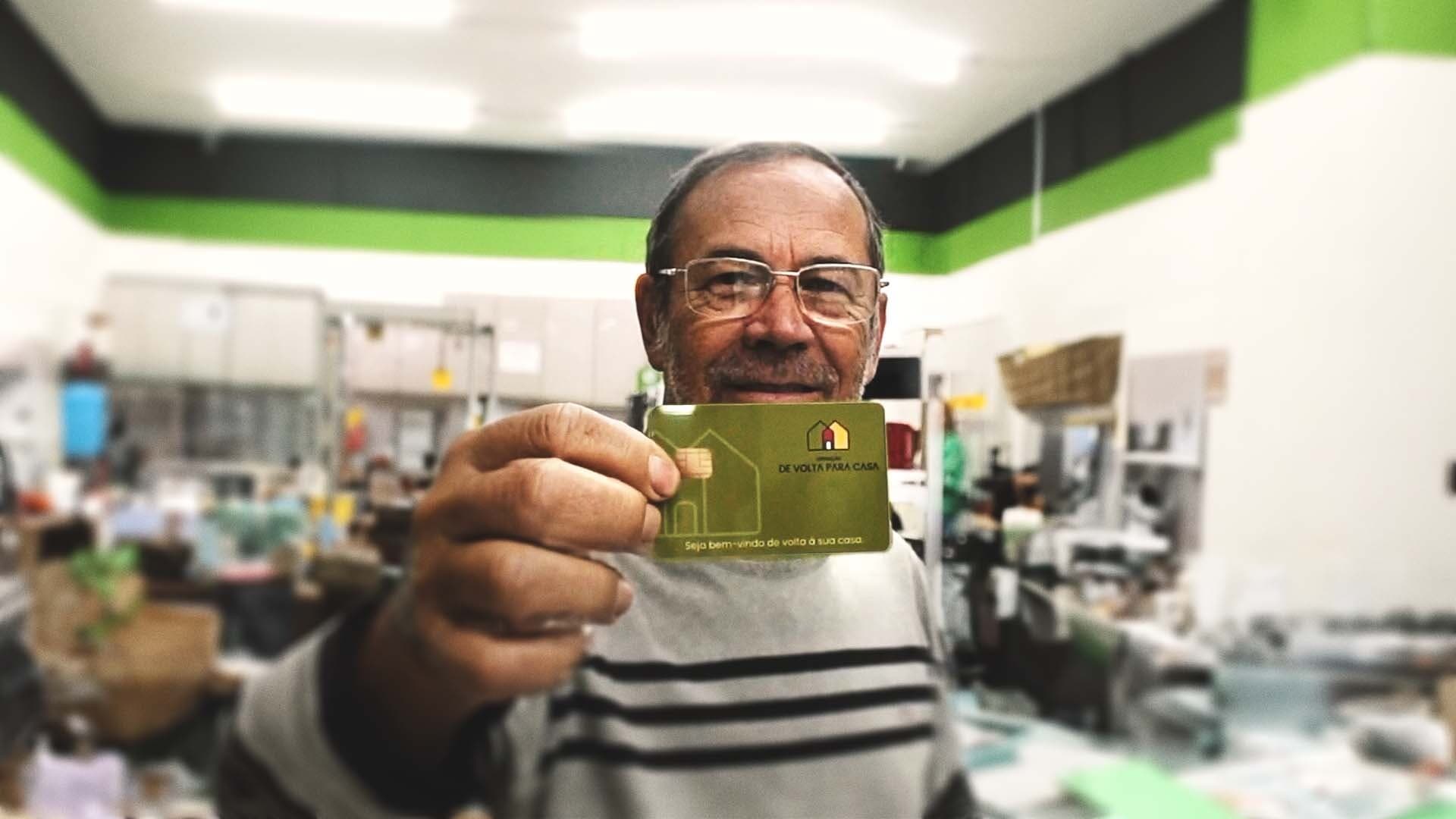 Vítima do Rio Grande do Sul recebe seu cartão do DE VOLTA PARA CASA