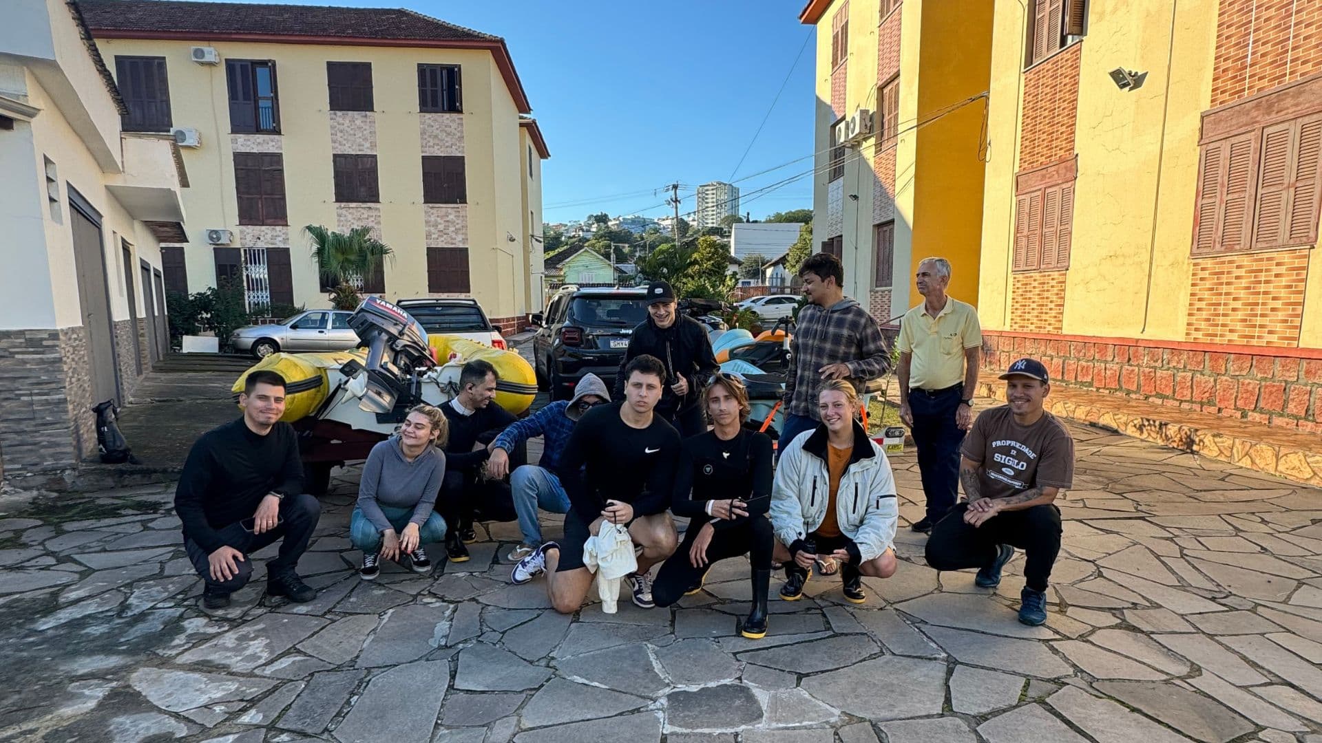 Equipe de voluntários posa para foto
