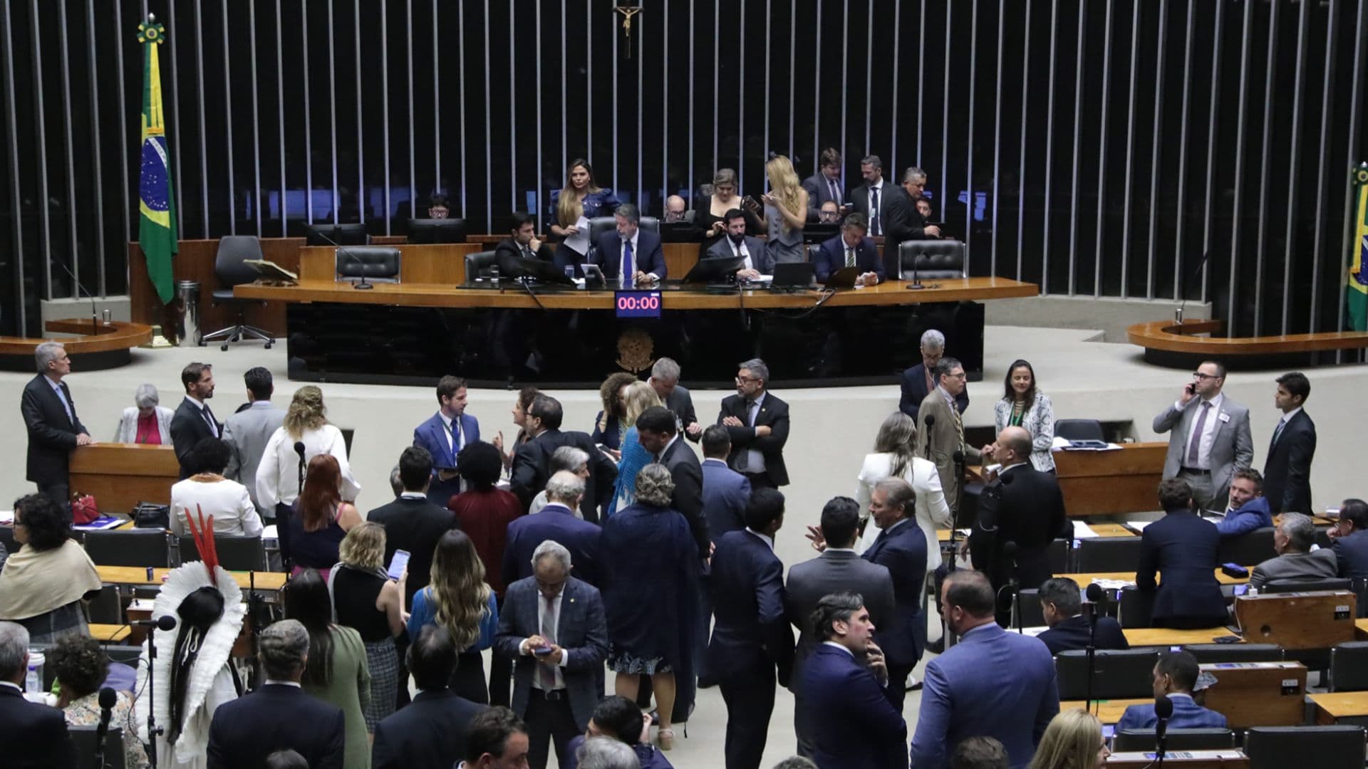 Sessão da Câmara dos Deputados aprova projeto anti-MST