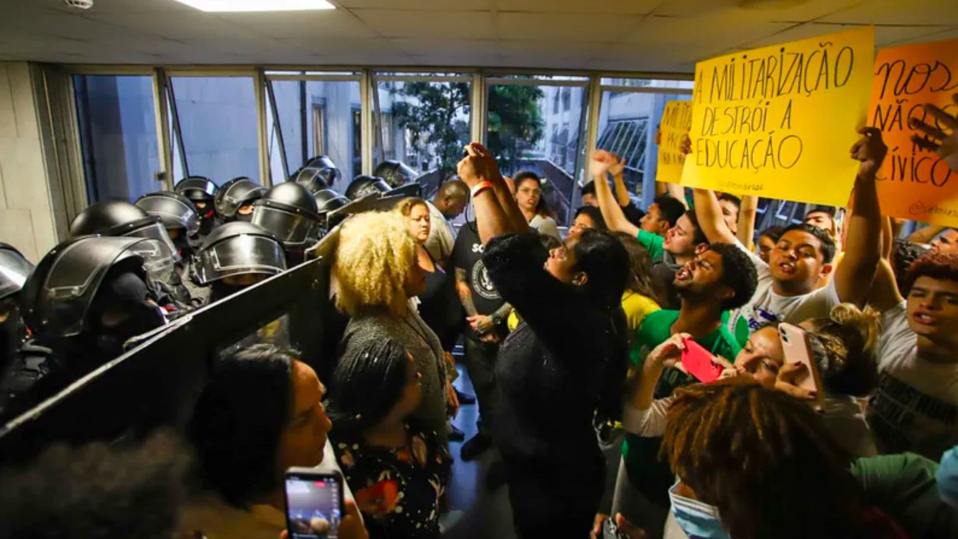 Manifestantes e policiais entram em conflito durante a votação da implantação de escolas cívico-militares.