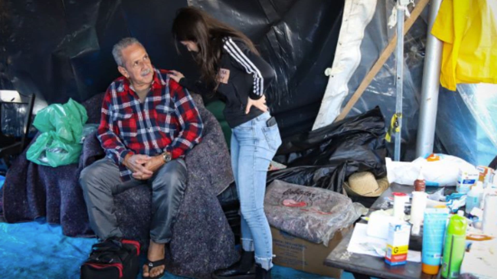 Voluntária aparece conversando com abrigado
