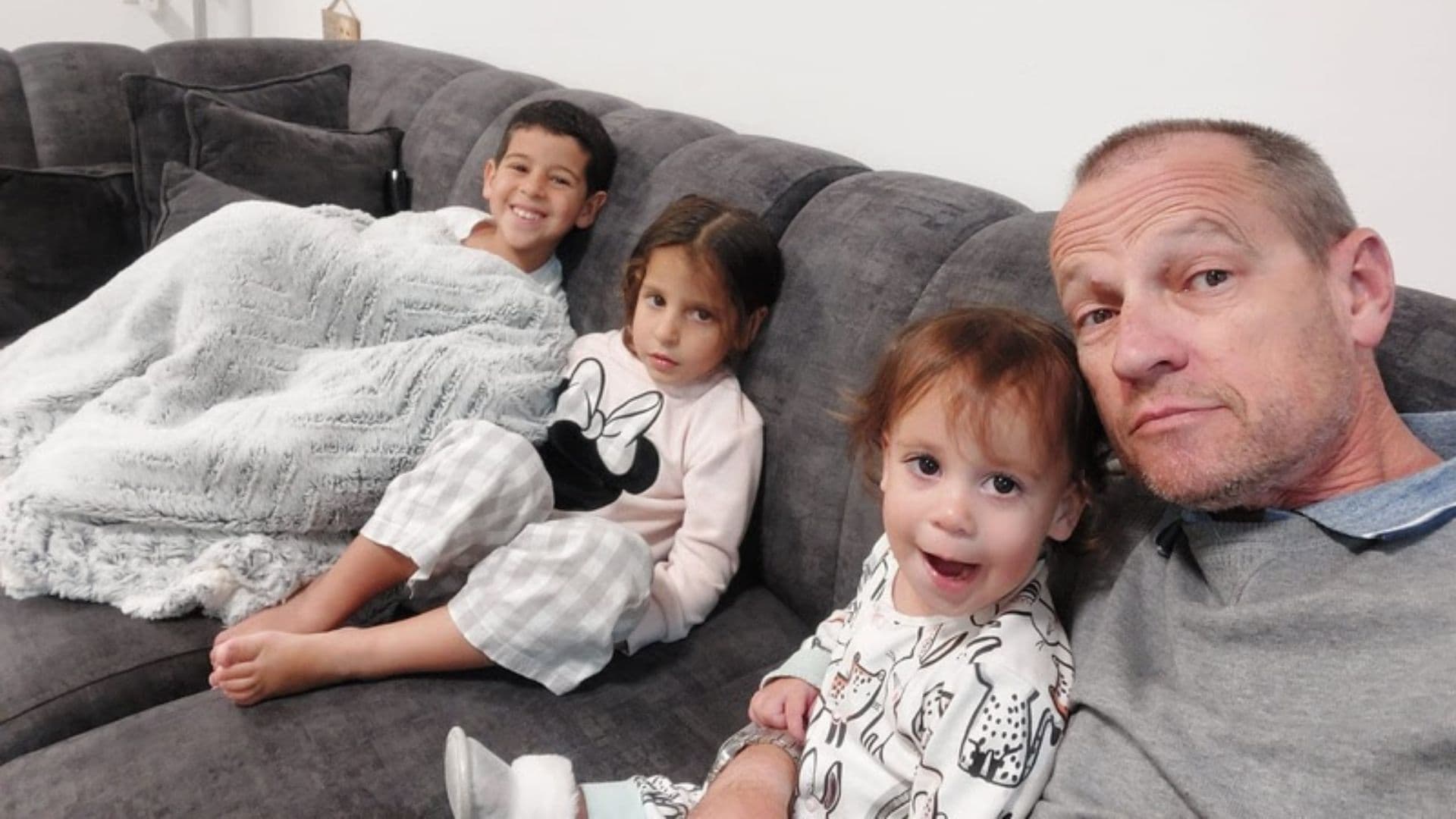 O brasileiro Michel Nisenbaum junto de seus netos.