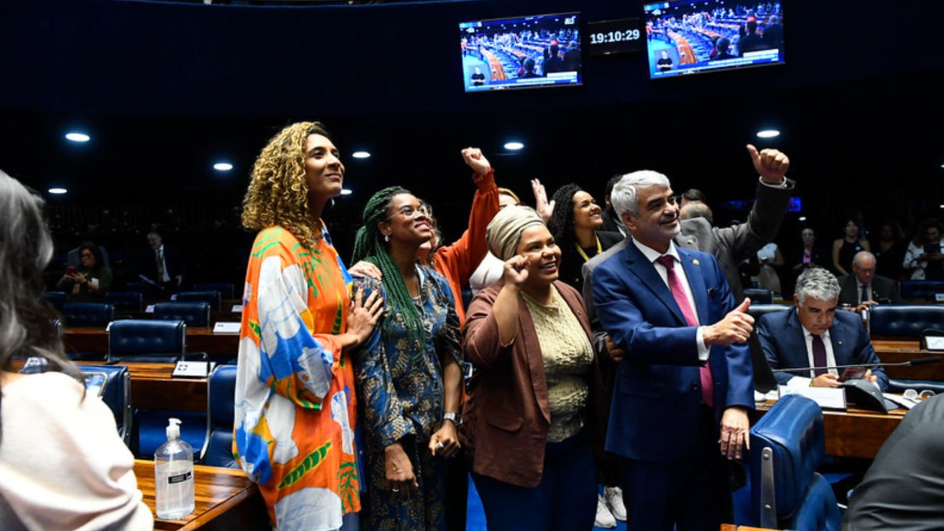 Imagem do plenário na quarta-feira passada, quando foi aprovado pelo Senado Federal a prorrogação da vigência do Projeto Lei de Cotas no Serviço Público. Na imagem, a ministra da Igualdade Racial, Anielle Franco, comemora o resultado.