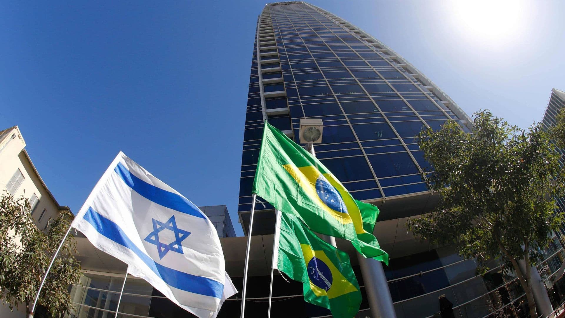 Bandeira de Israel e do Brasil tremulas em frente à embaixada brasileira de Tel Aviv