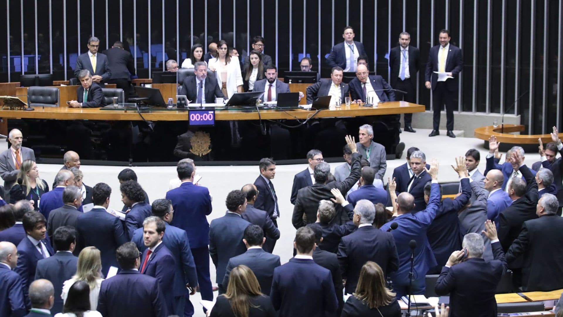 Deputados votando o projeto